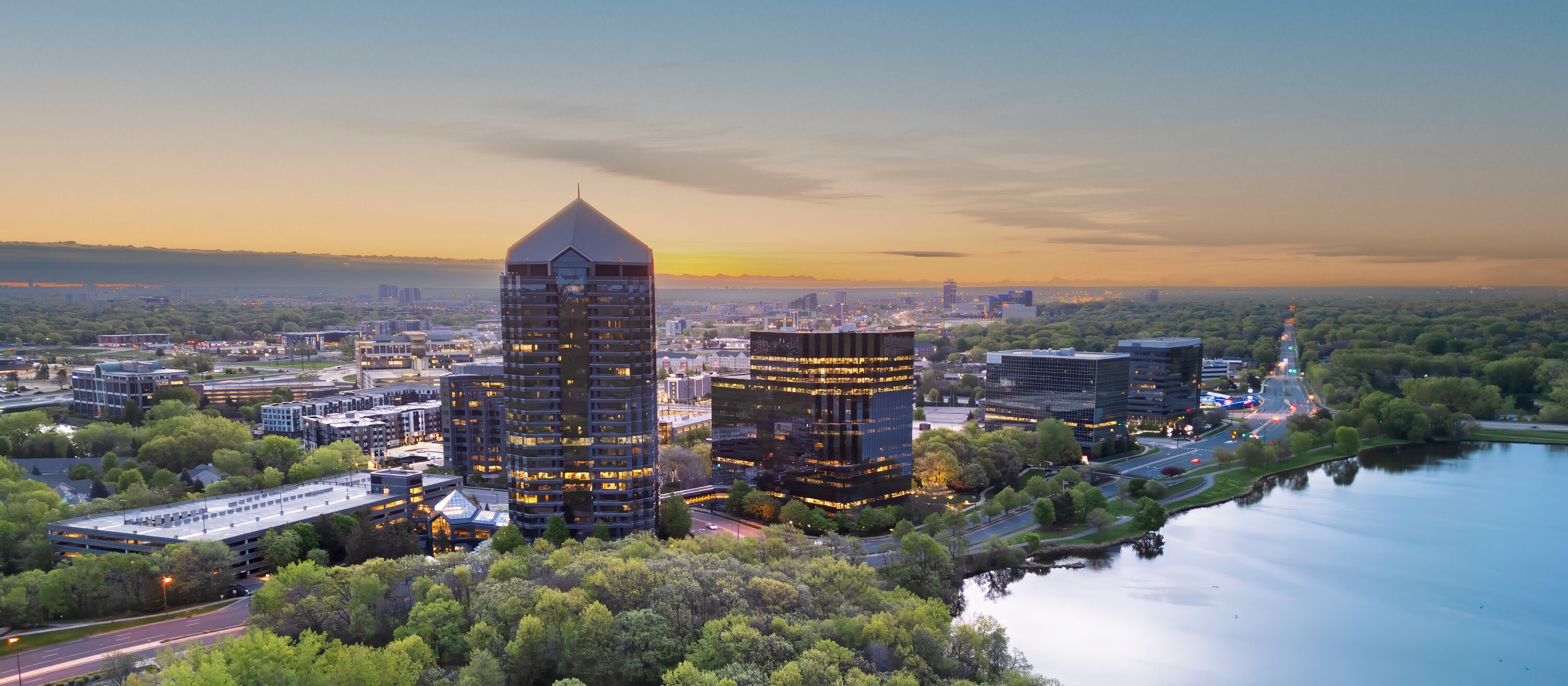 Panoramablick auf die Skyline von Bloomington, Minnesota, bei Sonnenuntergang.