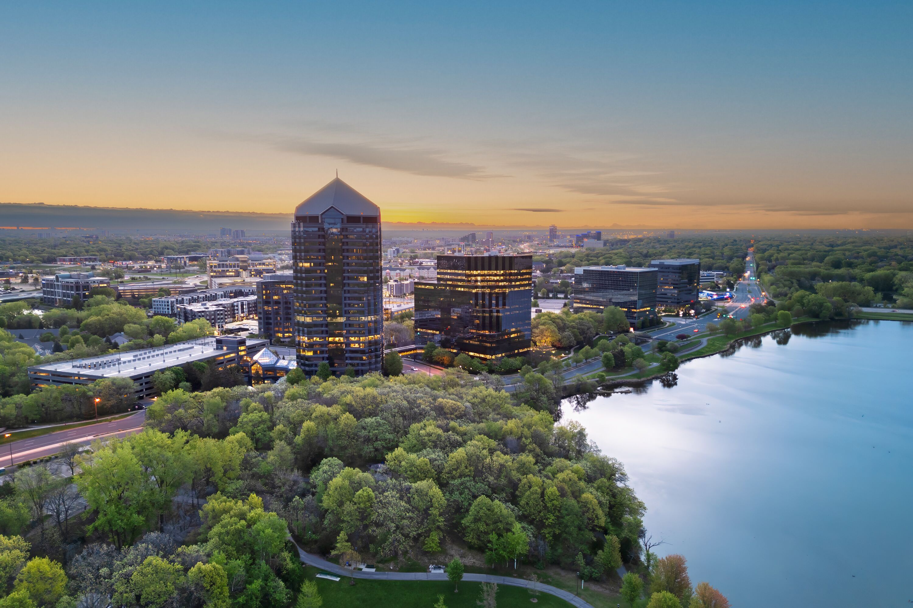 Sonnenuntergang über der Skyline vom Normandalesee in Bloomington, Minnesota