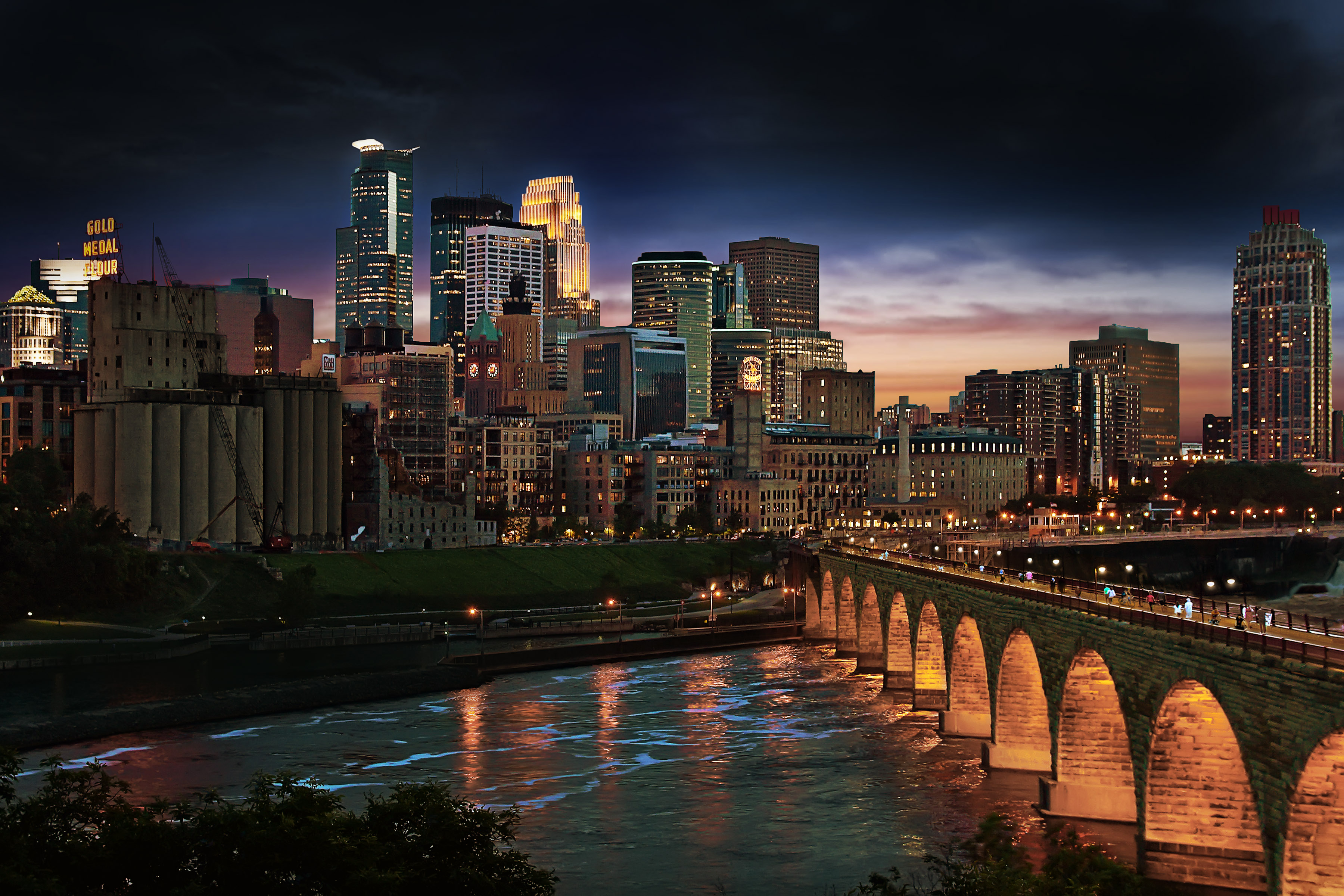 Stone Arch Bridge bei Nacht in Minnapolis; Minnesota