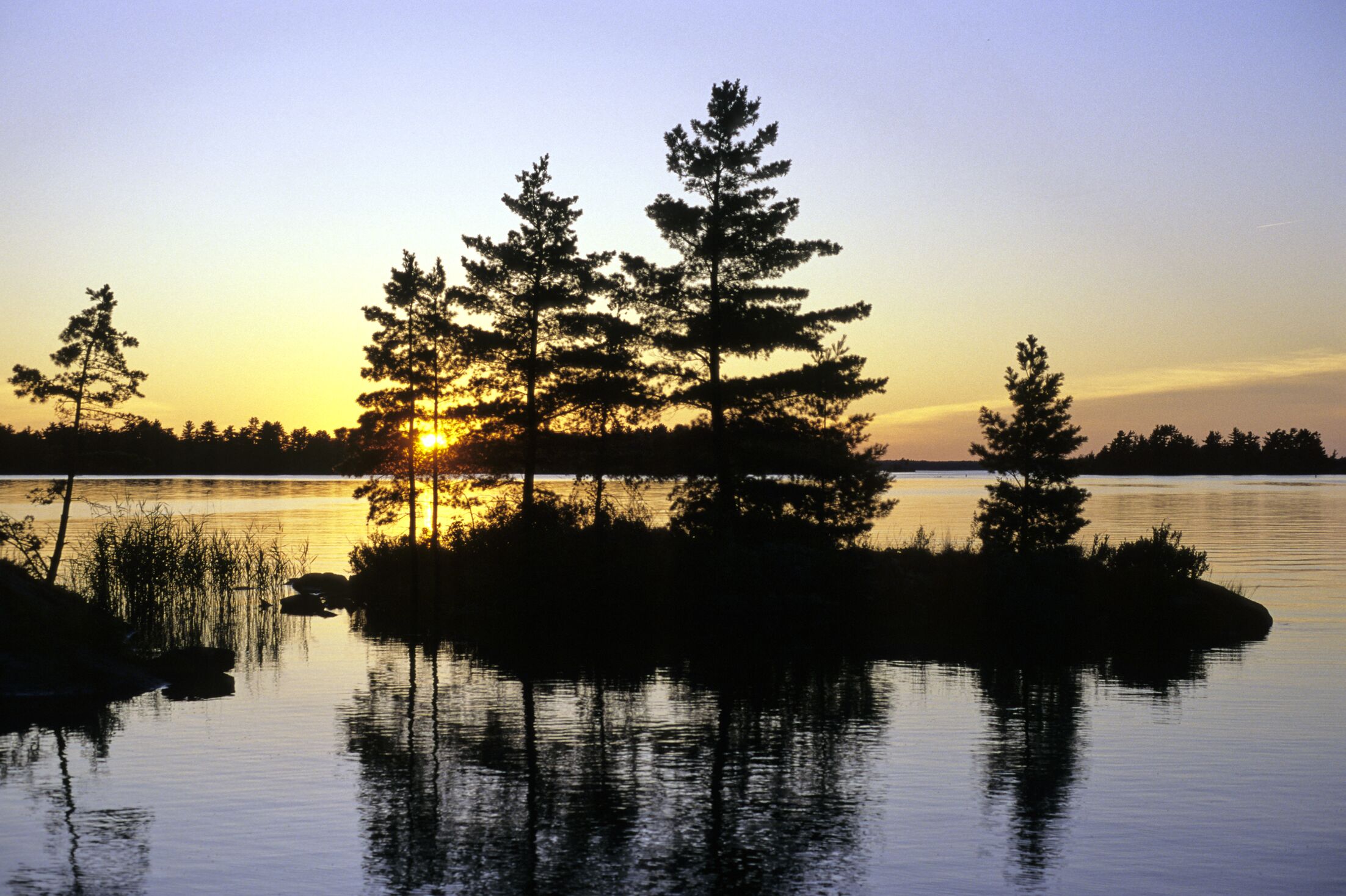 55. Voyageurs National Park. The only national park in Minnesota, Voyageurs National Park stretches 55 miles along the Canadian border. A park rich with history, Voyageurs served a crucial role in the fur trade era. With over 500 islands scattered around 30 lakes, this water-loverÕs paradise has primitive campsites, as well as cozy cabins and resorts. There are many communities that surround the park with a variety of different attractions. Houseboating has become one of the most popular activities in the park.