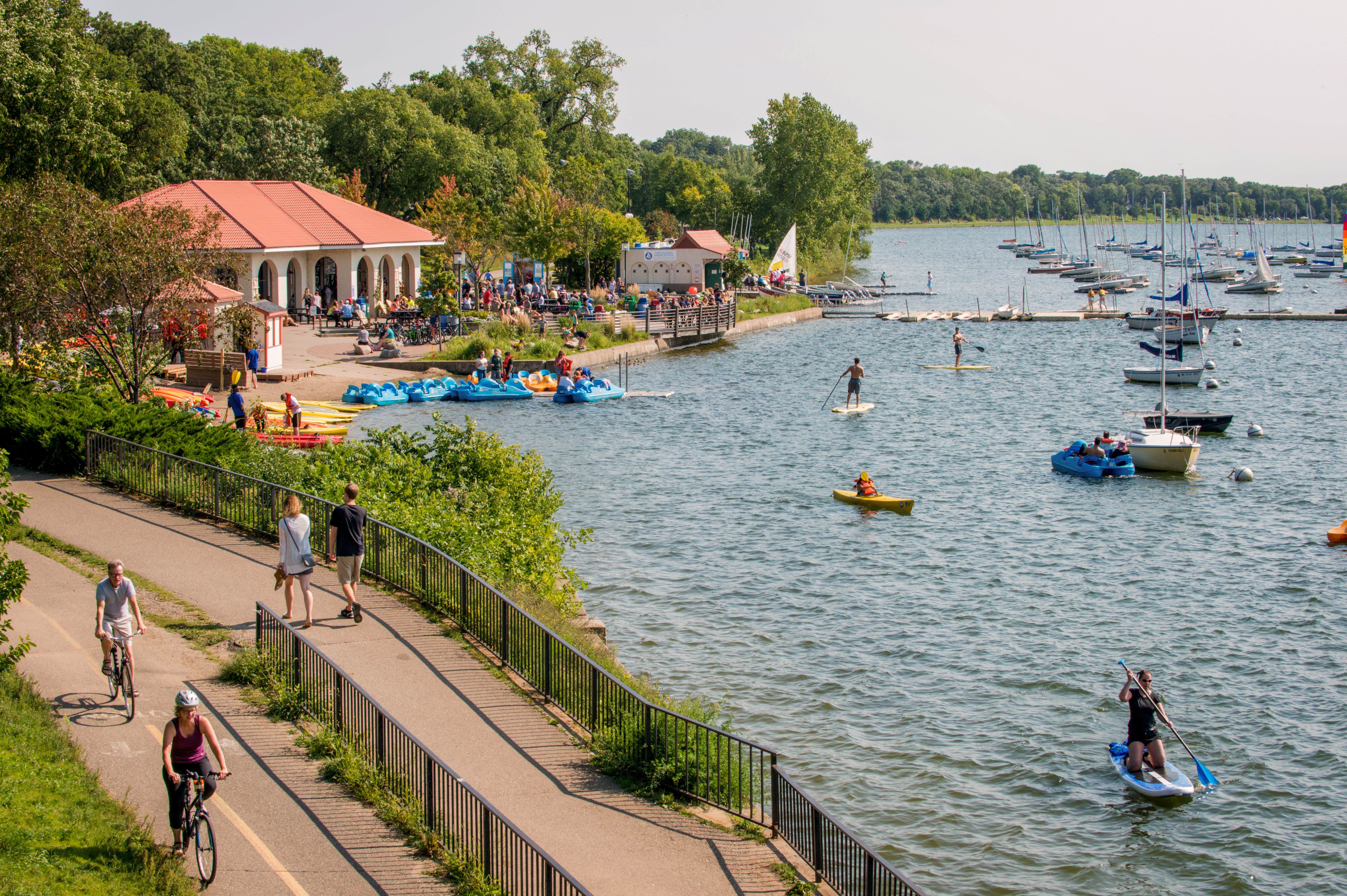 Am Bde Maka Ska See in Minneapolis in Minnesota Freizeit verbringen