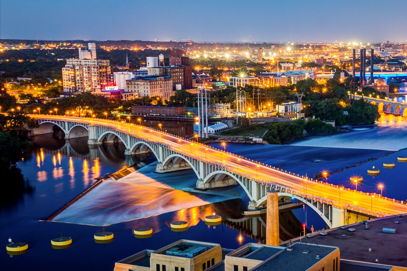 Wunderschöne Stadt Minneapolis im Abendlicht in Minnesota