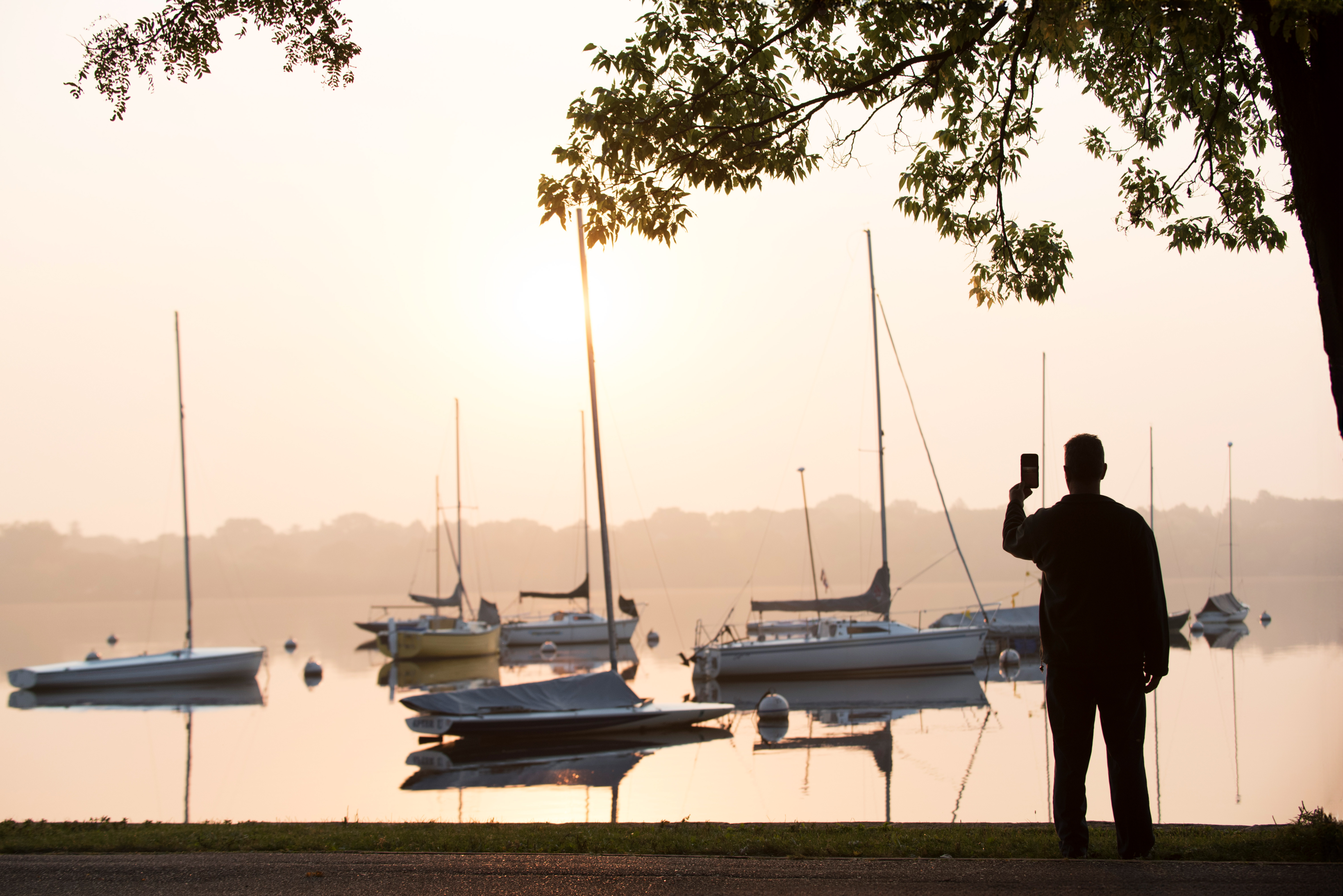 Mann bewundert Lake Harriet und seine Boote