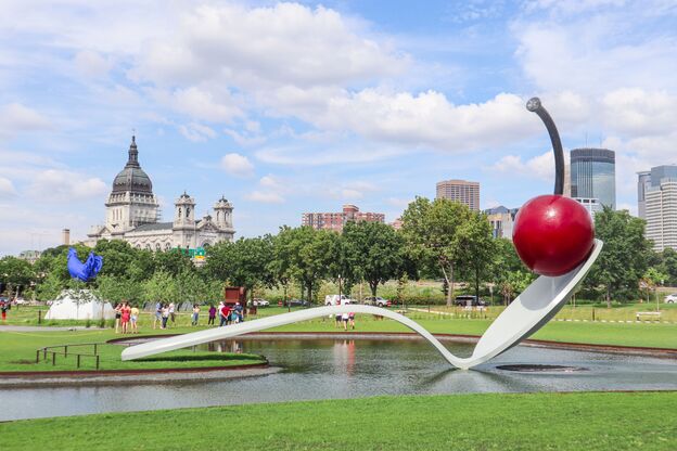 Der Minneapolis Sculpture Garden beeindruckt mit dieser Ã¼berdimensonalen Skulptur "Spoonbridge and Cherry"