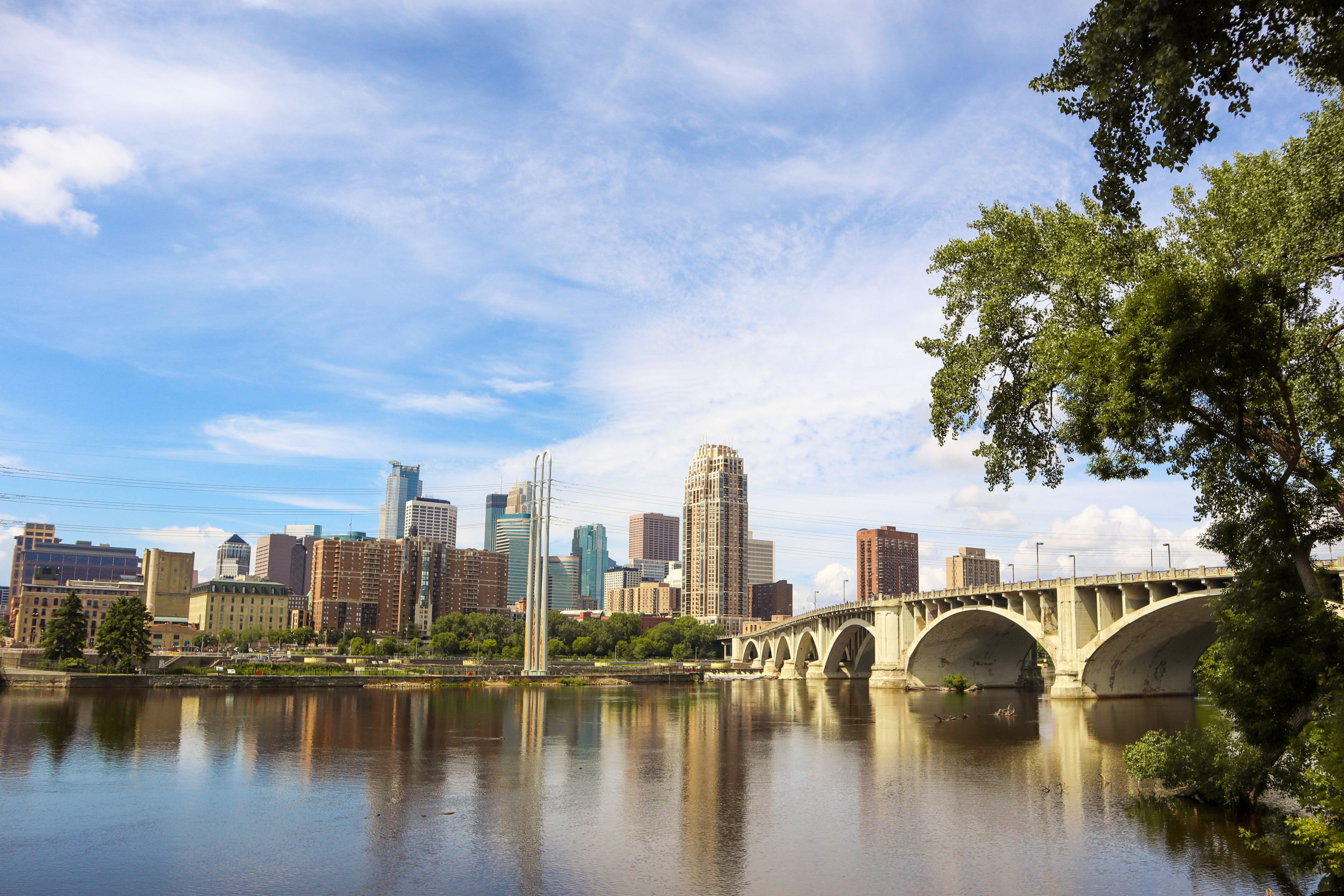 Wunderschöne Skyline am Minneapolis River