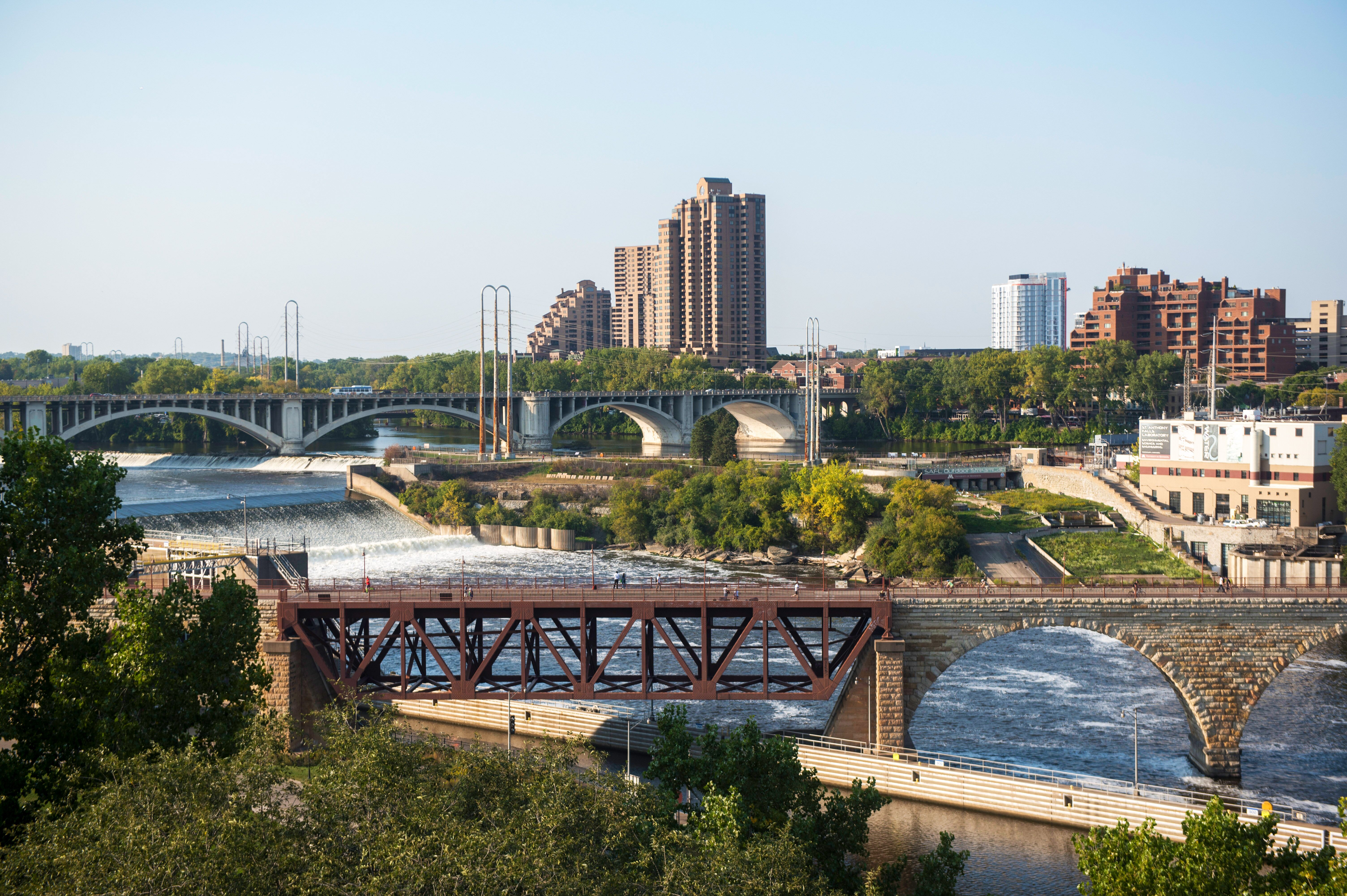 Blick auf die Stone Arch Bridge und Downtown Minneapolis