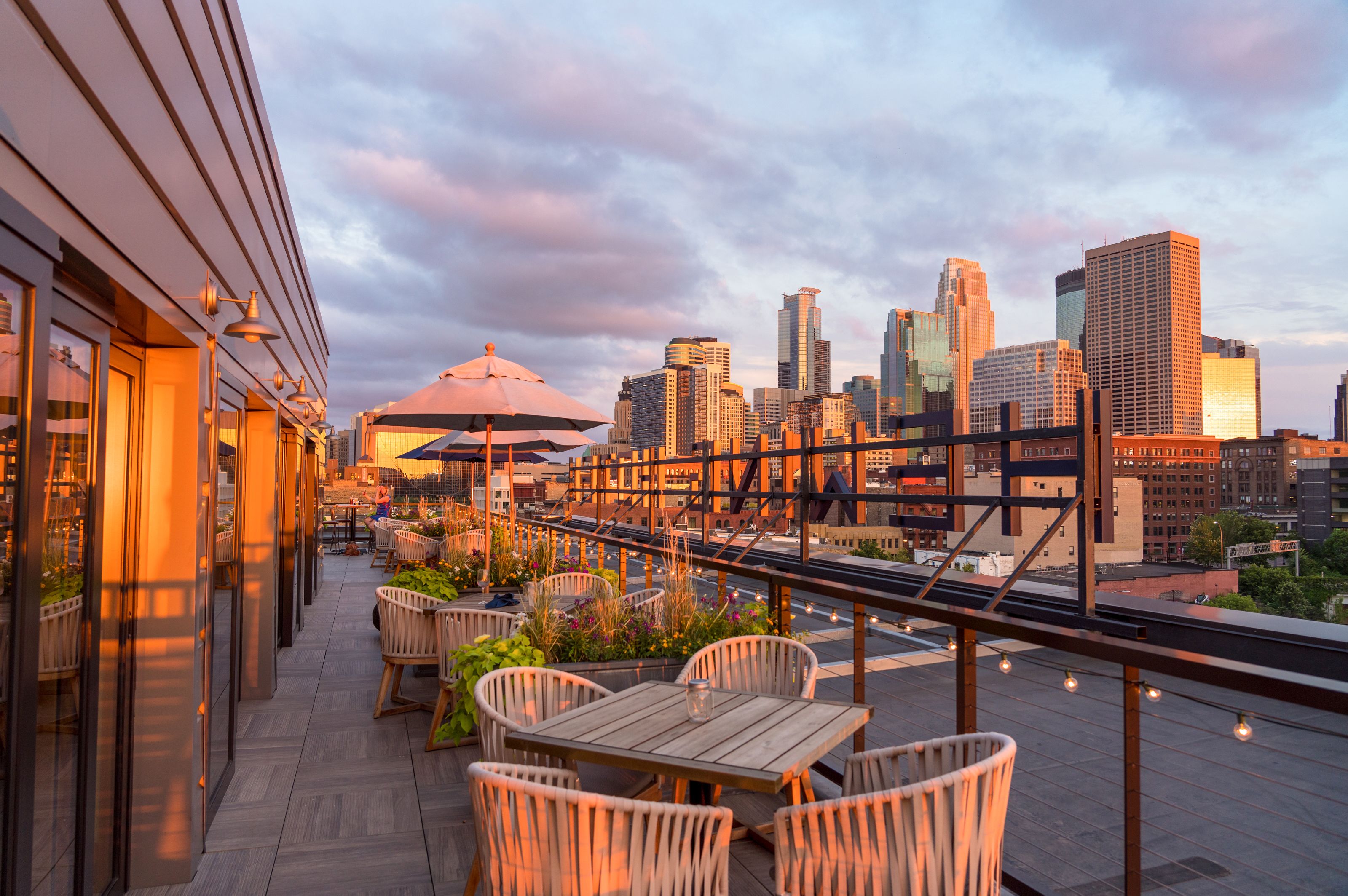 Der spektakulÃ¤re Blick von der Dachterrasse des Hewing Hotels in Minneapolis bei Sonnenuntergang