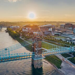 Cincinnati Skyline im Sonnenuntergang mit Bengals Stadium im Hintergrund in Ohio