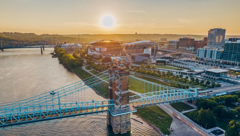 Cincinnati Skyline im Sonnenuntergang mit Bengals Stadium im Hintergrund in Ohio