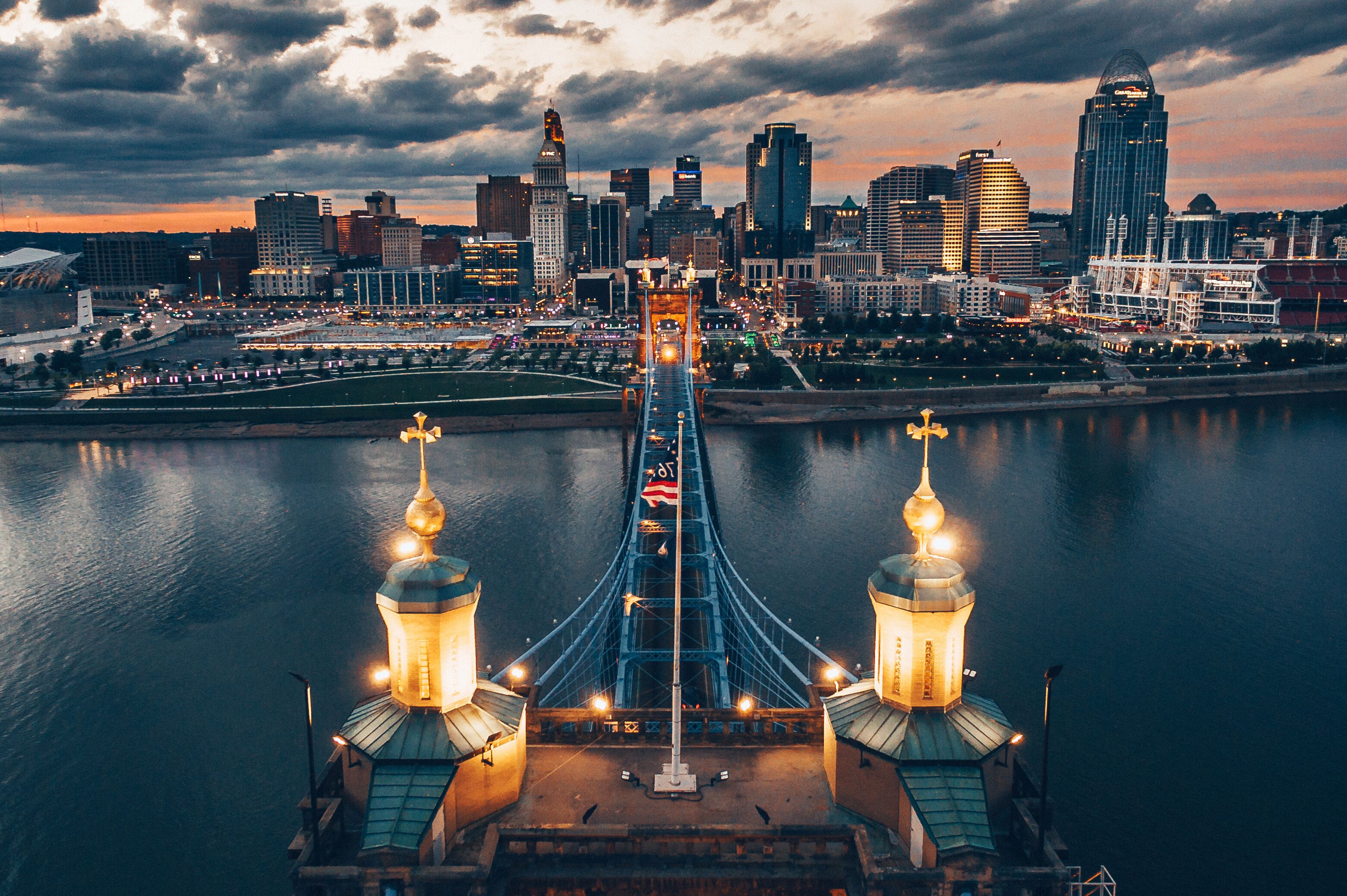 Blick von der Roebling Bridge auf die Skyline von Cincinnati