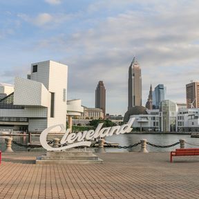 Ein Cleveland Script Sign auf der Promenade von Cleveland