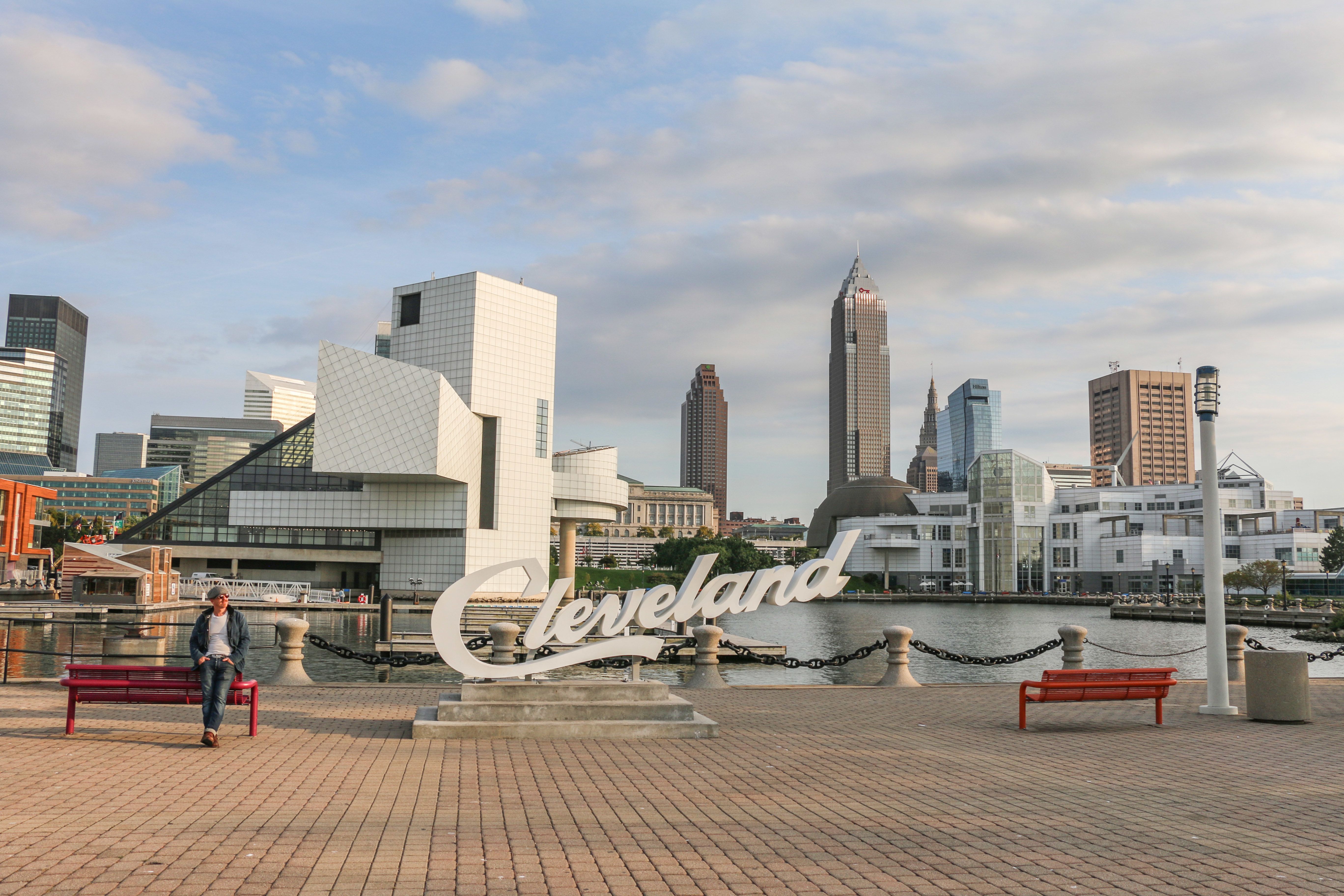 Ein Cleveland Script Sign auf der Promenade von Cleveland