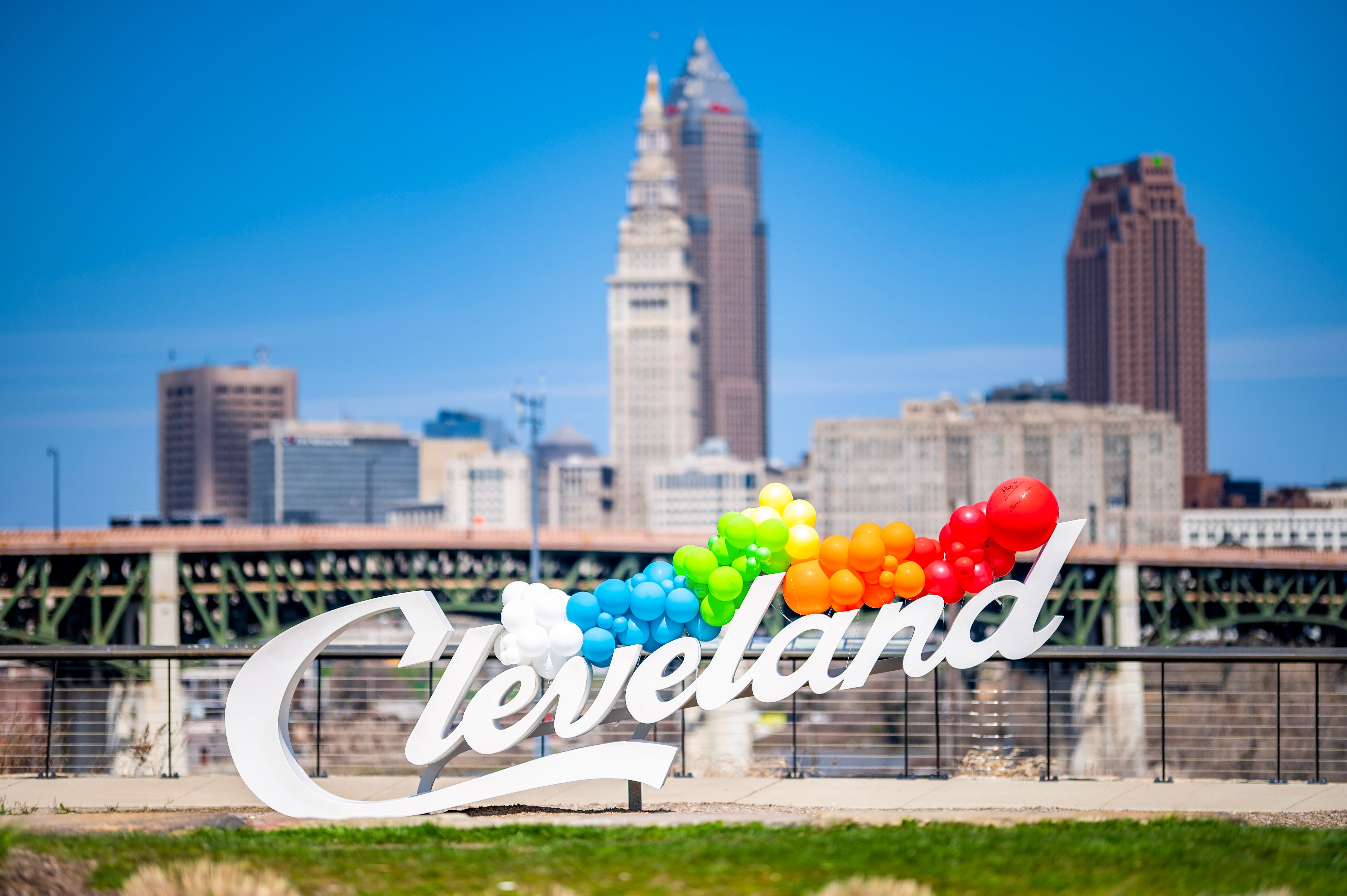 Schriftzug der Stadt Cleveland mit Skyline im Hintergrund in Ohio