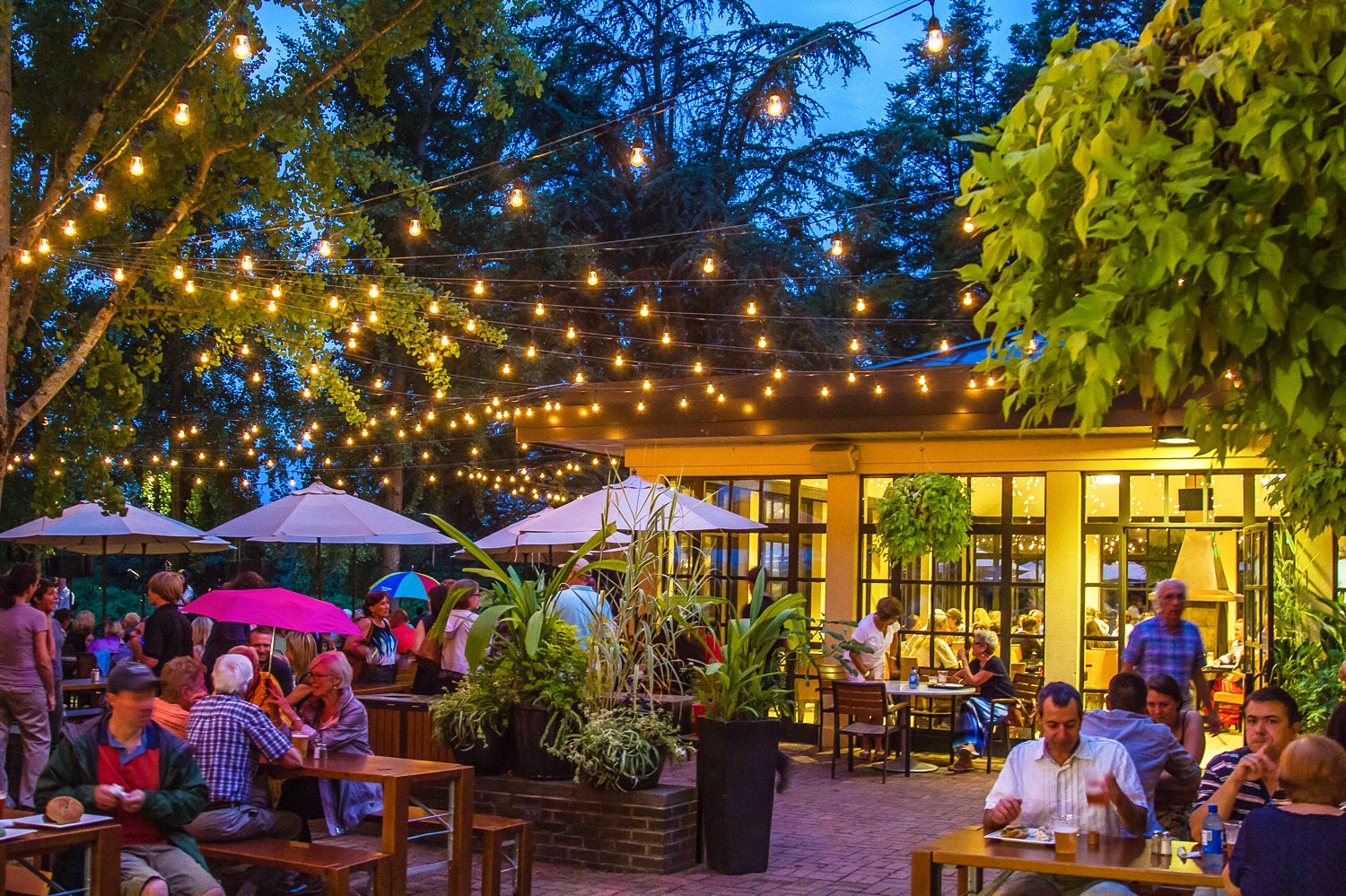 Den Tag im Biergarten von Longwoods Garden in Kennett Square auskligen lassen