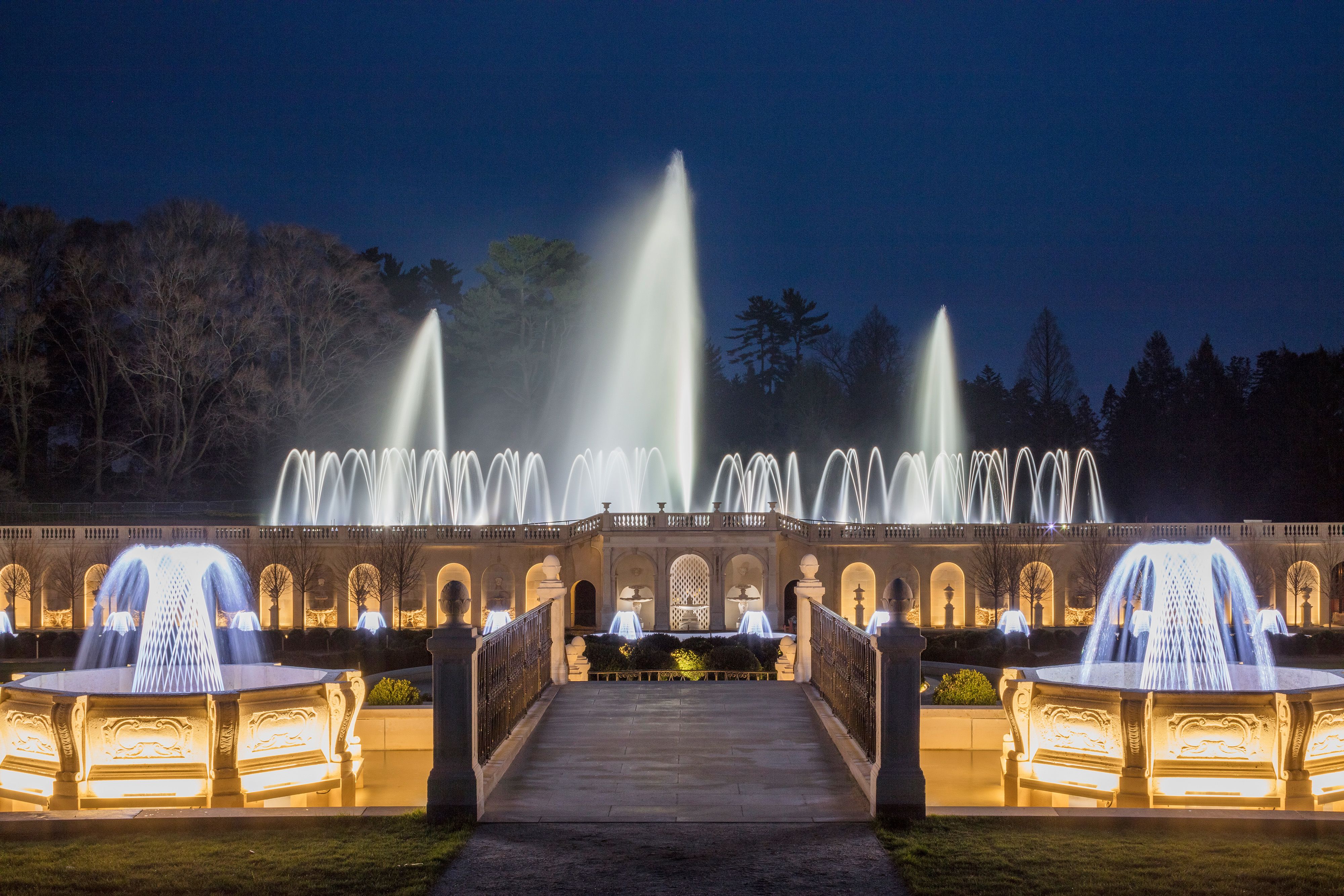 Die Springbrunnen des Longwood Gardens in Kennett Square, Pennsylvania bei Nacht