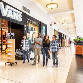 Eine Familie beim Shoppen in der King of Prussia Mall