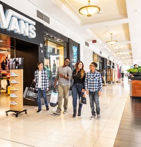 Eine Familie beim Shoppen in der King of Prussia Mall