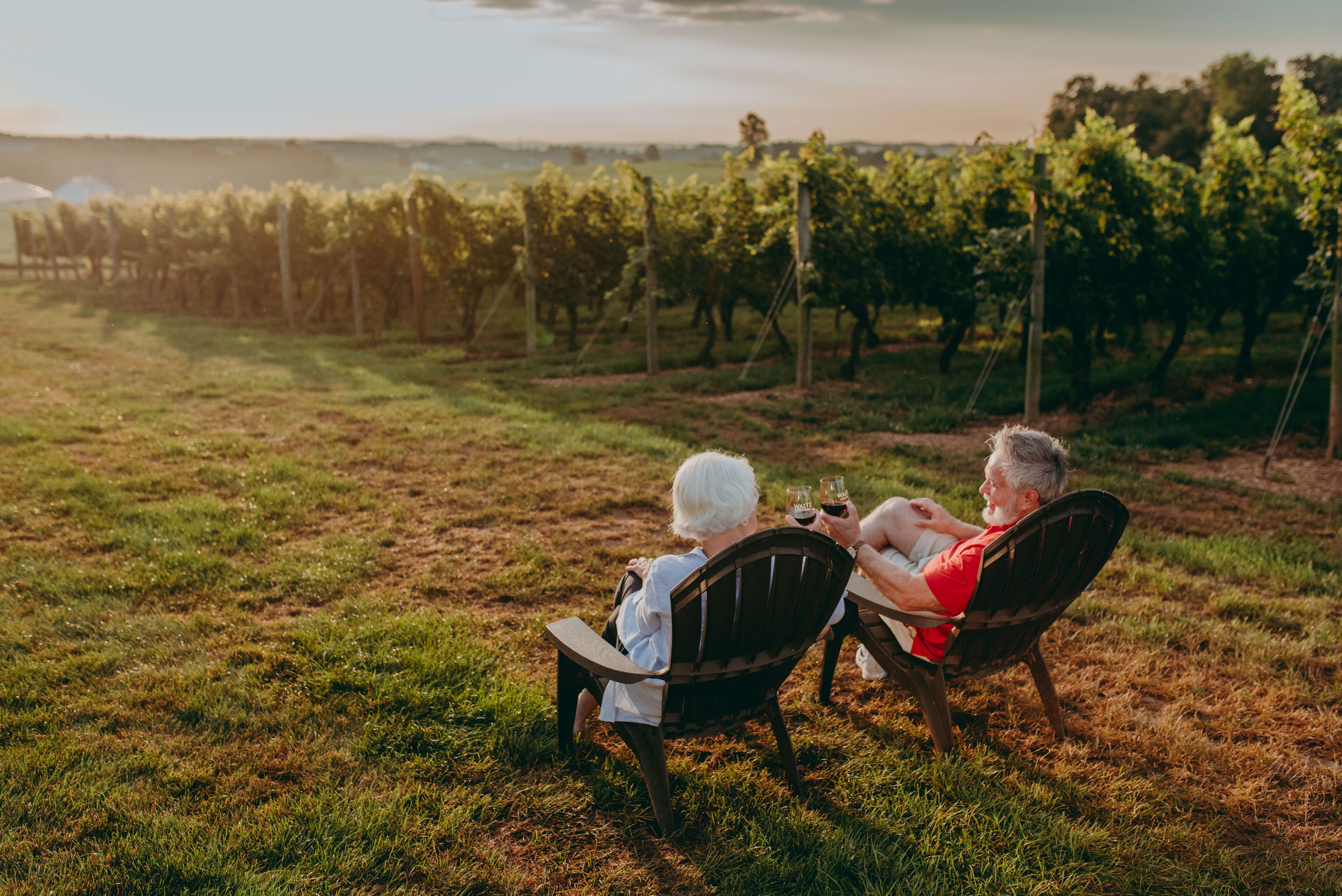 Älteres Paar auf dem Weingut Waltz Vineyard in Lancaster County, Pennsylvania