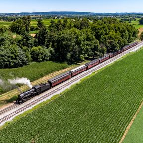 Der Blick auf die Strasburg Rail Road in Lancester County im US-Bundesstaat Pennsylvania