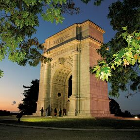 Der historische National Memorial Arch vor der untergehenden Sonne Der historische National Memorial Arch vor der untergehenden Sonne