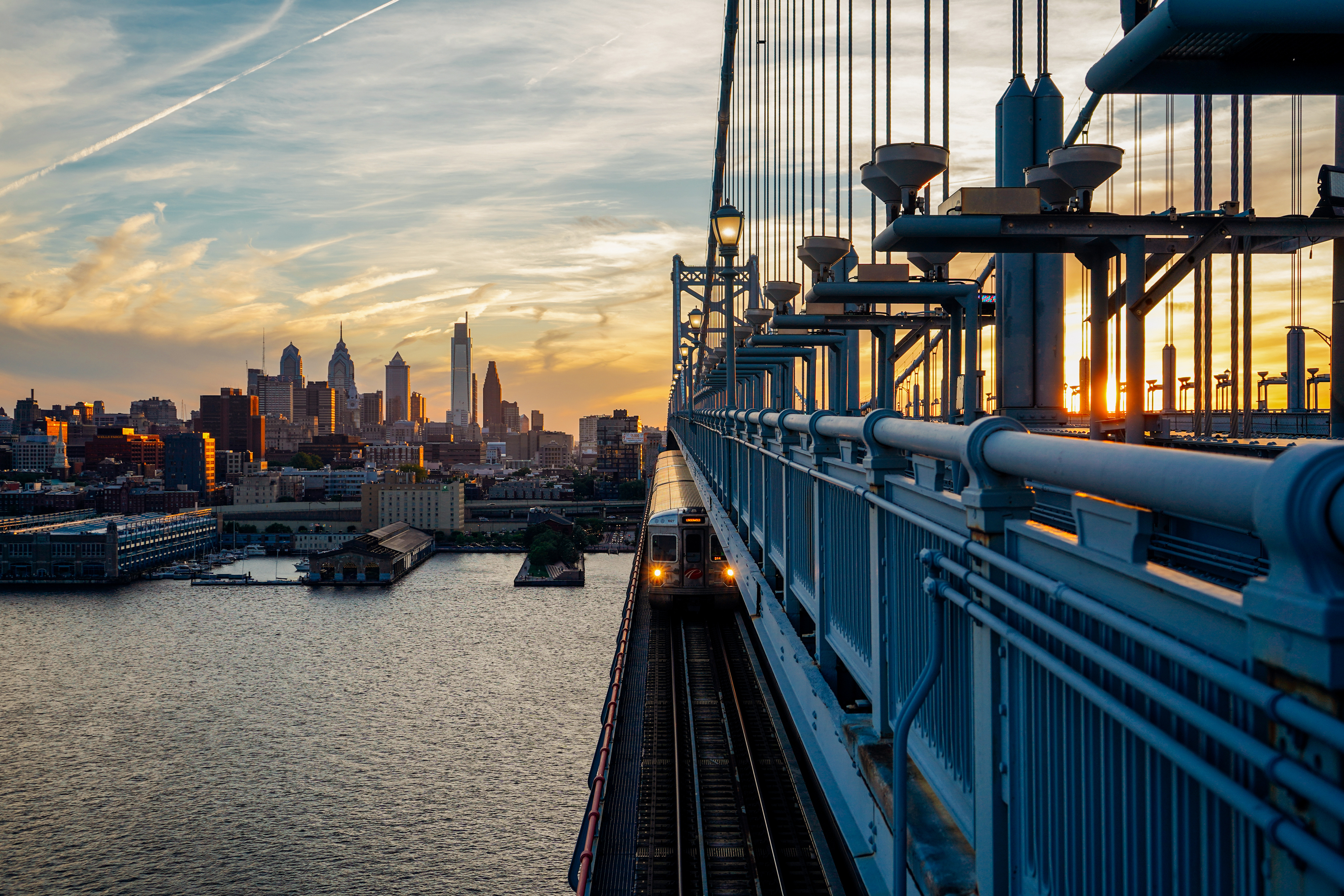 Blick von der Benjamin Franklin Bridge auf die Skyline von Philadelphia im Sonnenuntergang