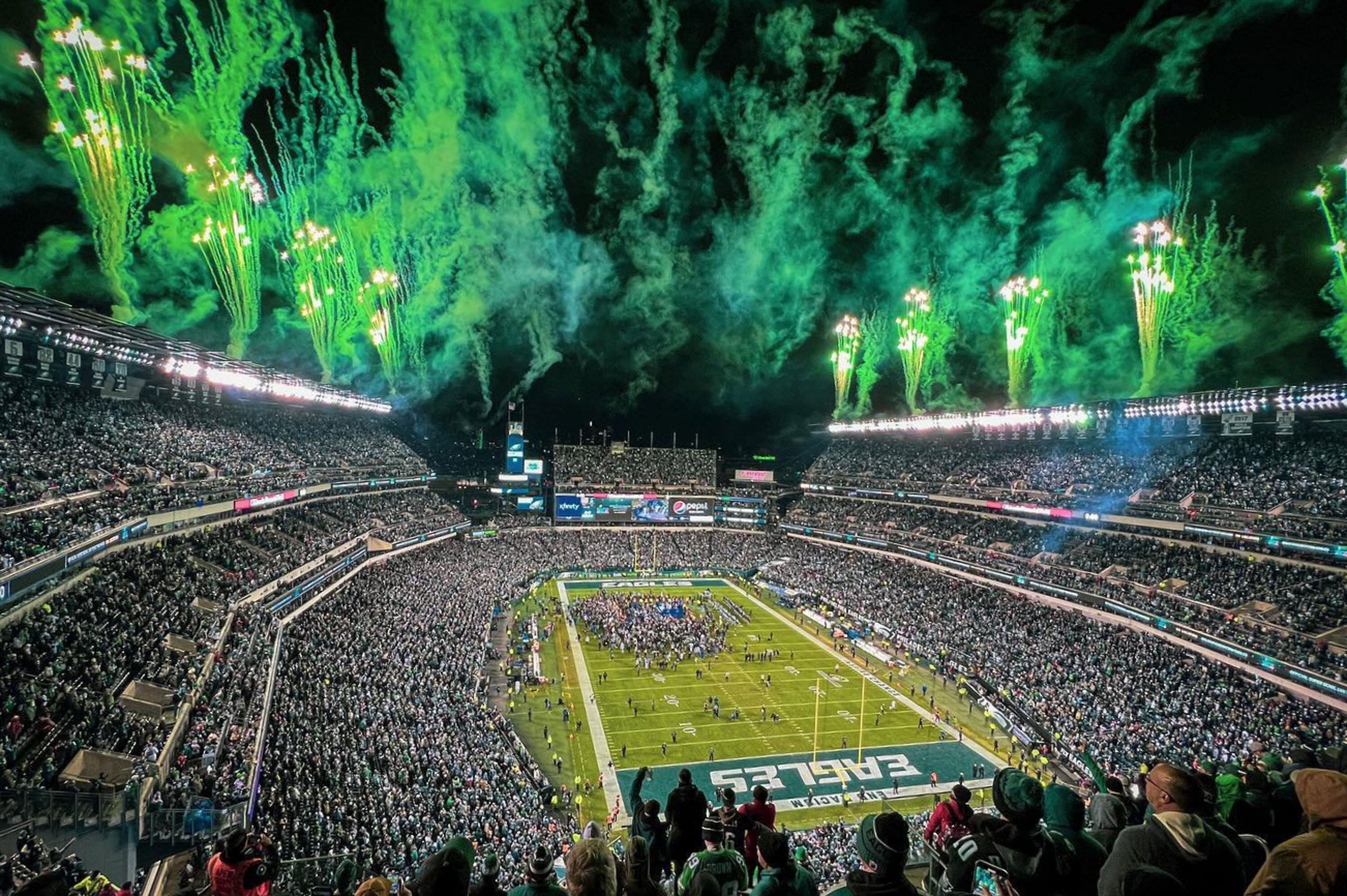 Grünes Feuerwerk über dem Stadion während eines Spiels der Philadelphia Eagles