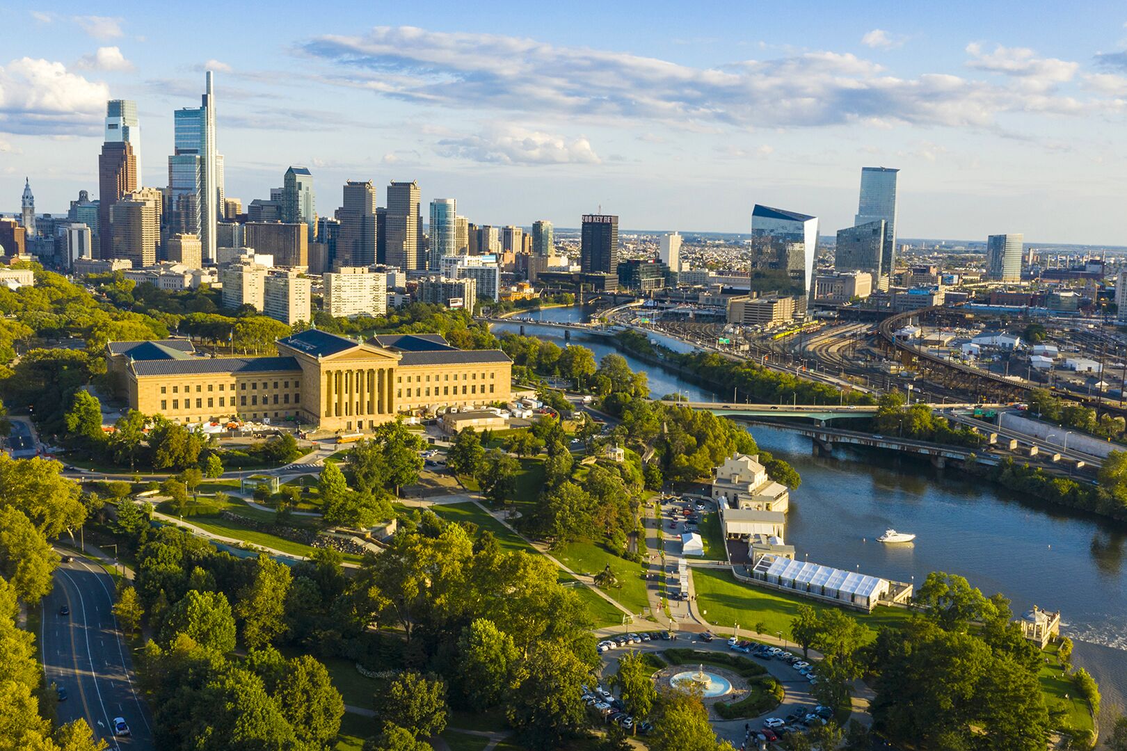 Der Fairmount Park vor der Skyline von Philadelphia