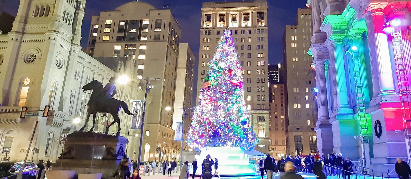 Der Blick auf einen Weihnachtsbaum am Philadelphia City Hall