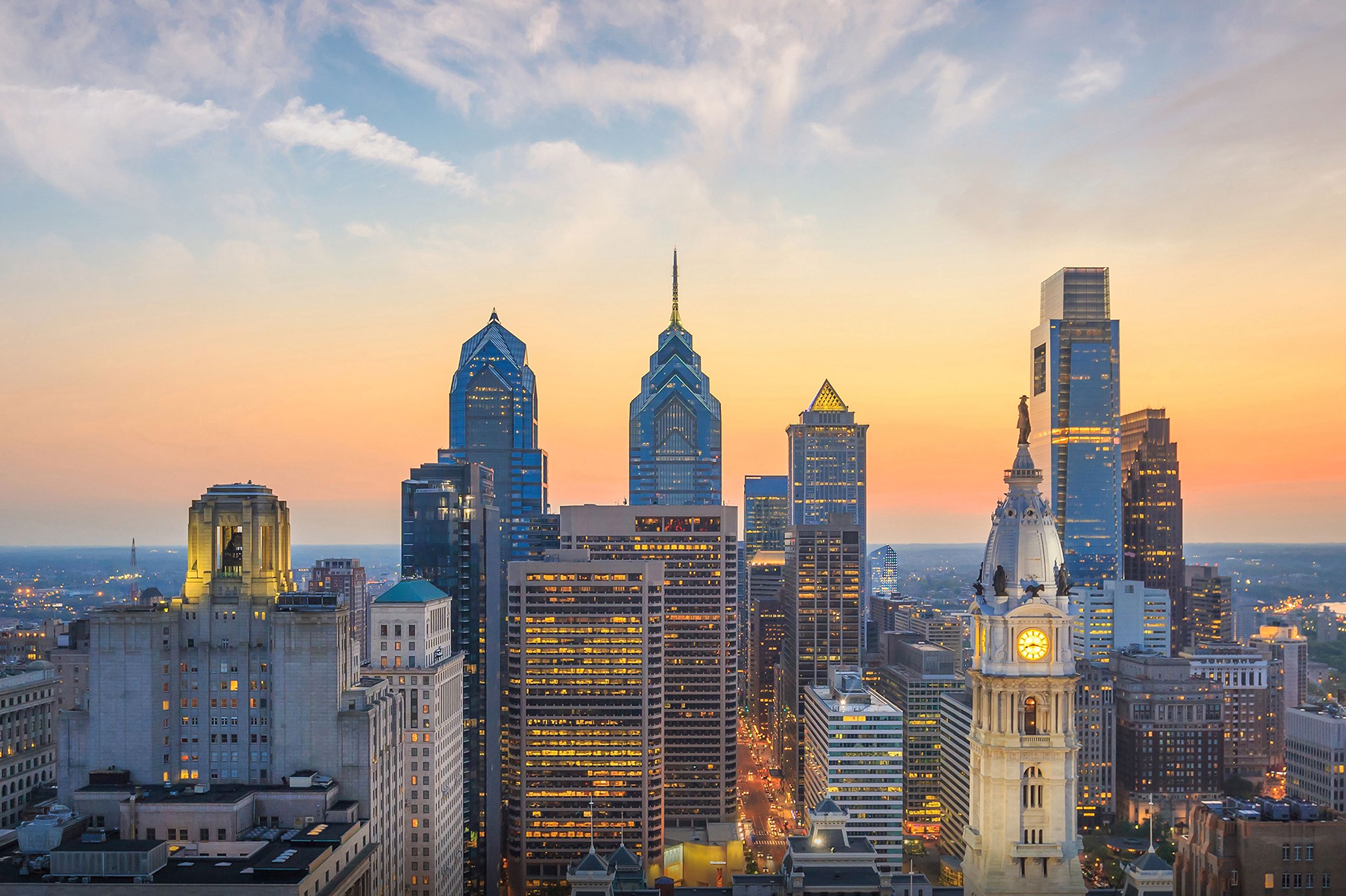 Sonnenuntergang hinter der Skyline von Philadelphia