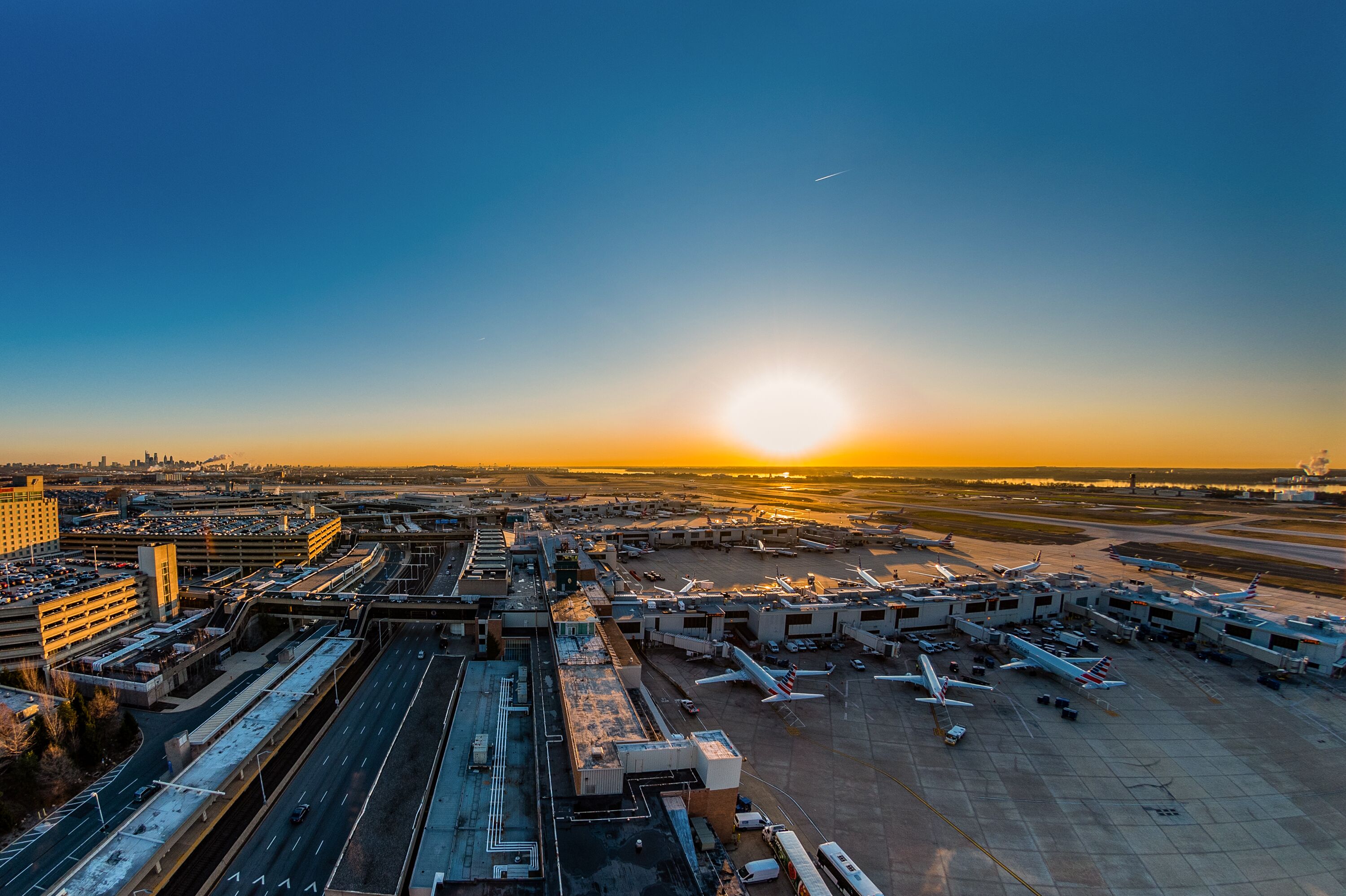Die Sonne geht auf am PHL International Airport in Philadelphia Die Sonne geht auf am PHL International Airport in Philadelphia