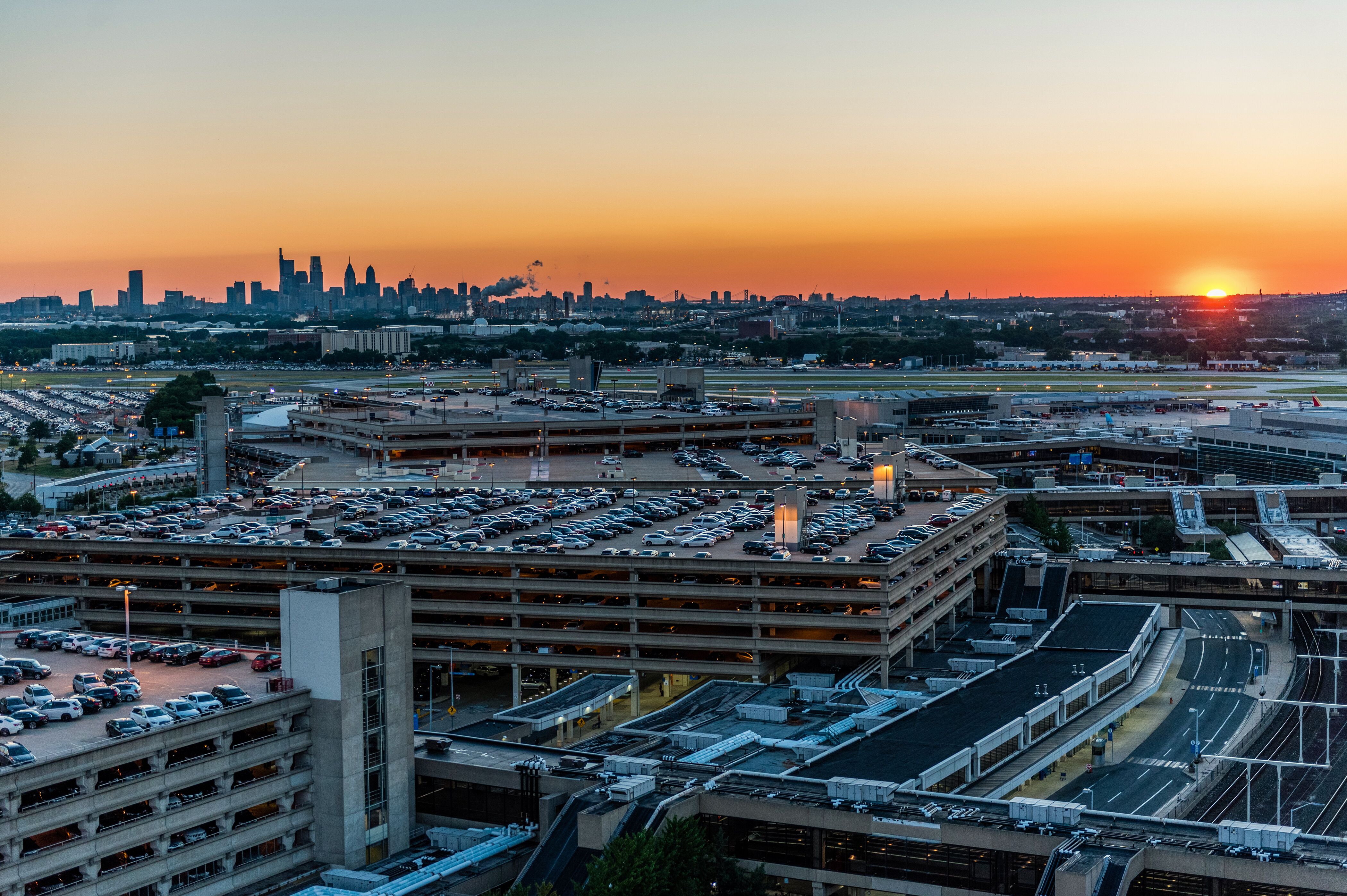 Sonnenaufgang über dem Philadelphia International Airport und der Skyline der Stadt