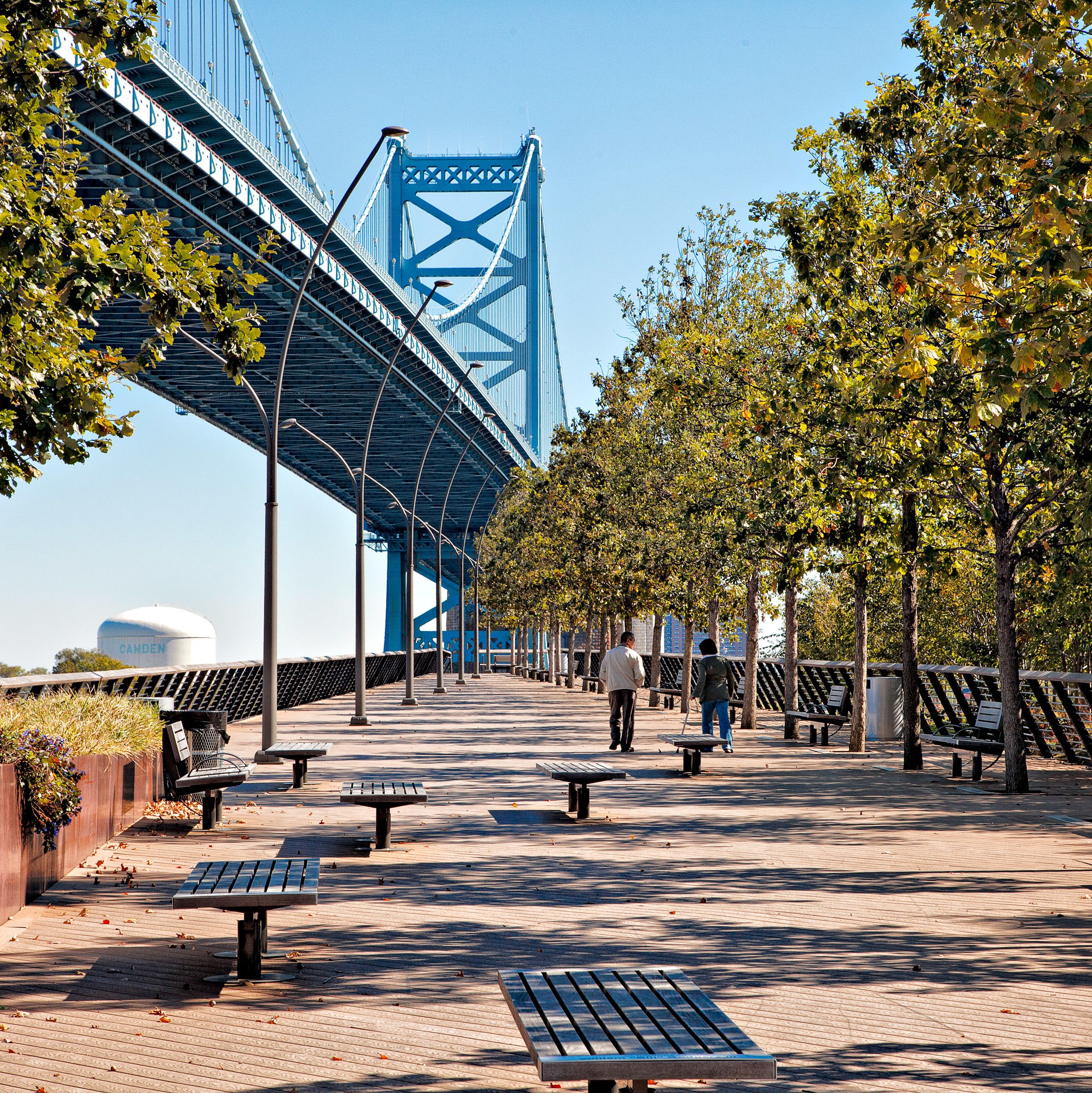 Race Street Pier mit Blick auf die Benjamin Franklin Bridge