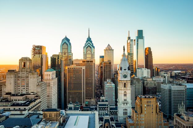 Die Wolkenkratzer von Philadelphia im Licht der untergehenden Sonne