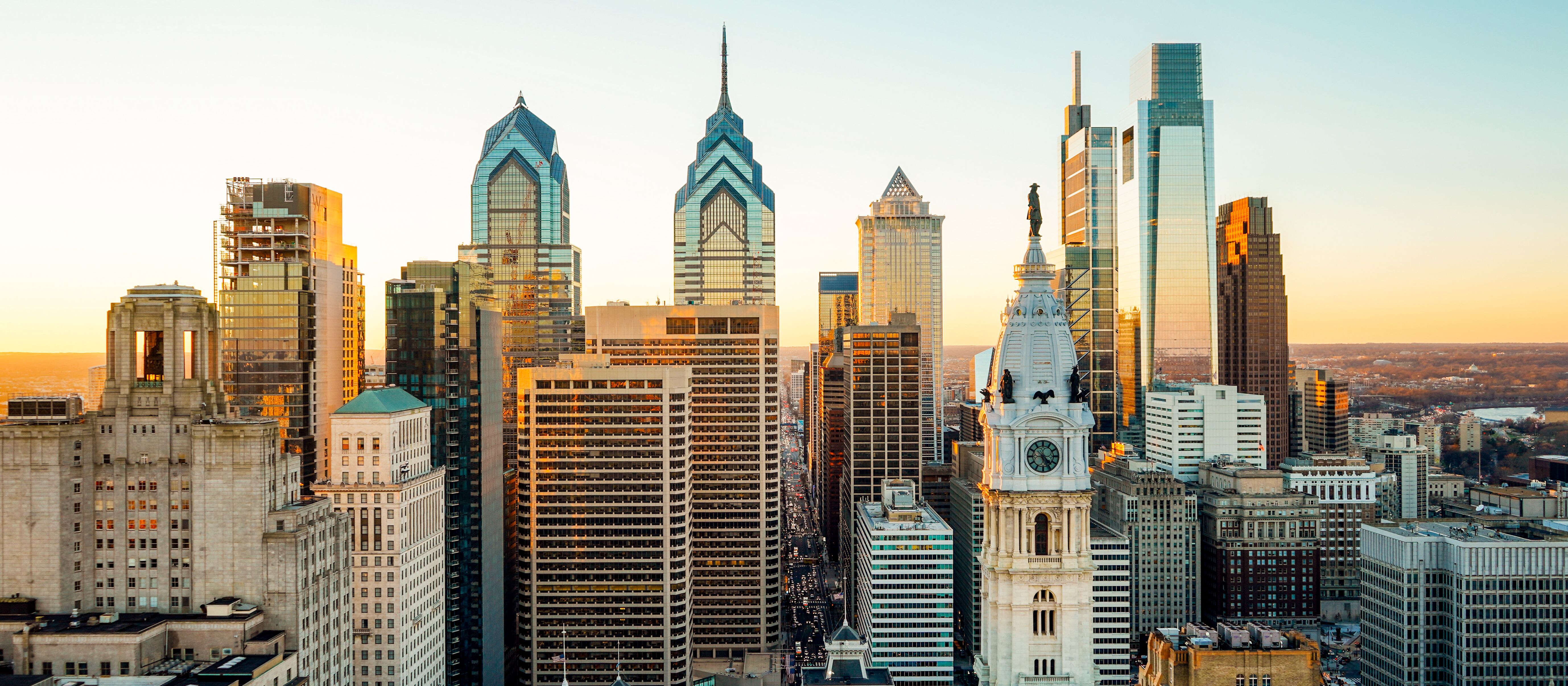 Die Wolkenkratzer von Philadelphia im Licht der untergehenden Sonne