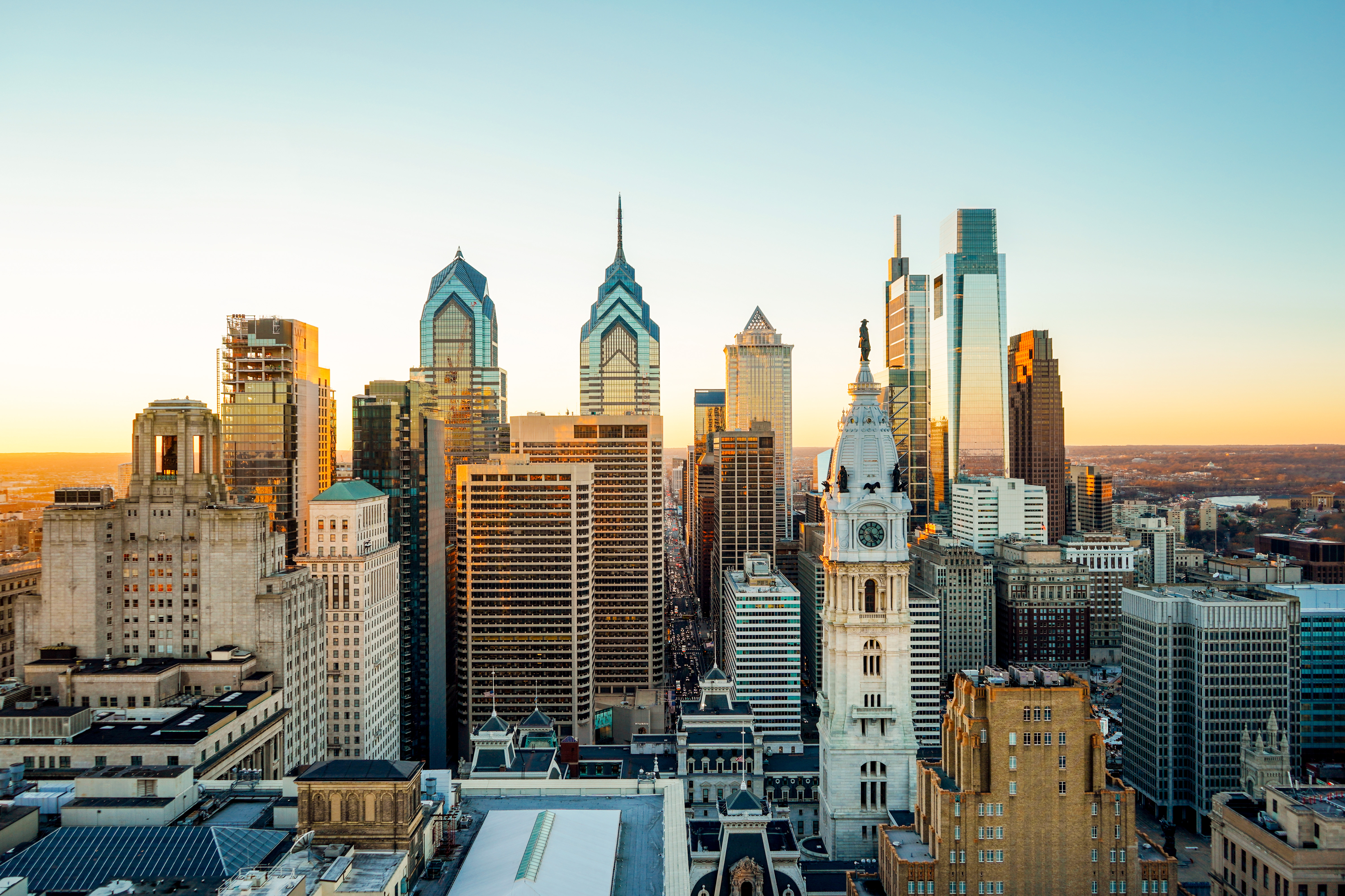 Die Wolkenkratzer von Philadelphia im Licht der untergehenden Sonne