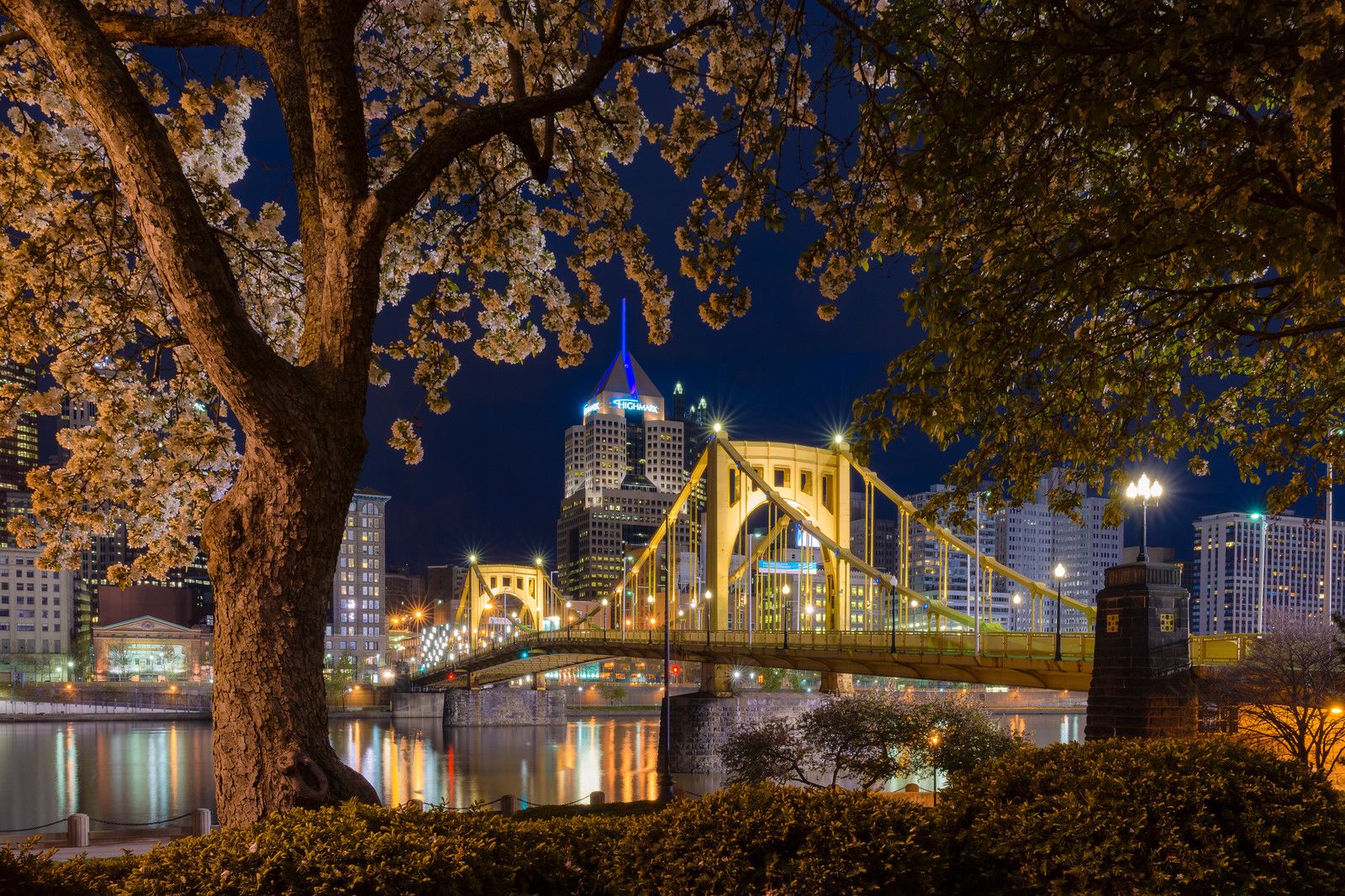 Die Roberto Clemente Bridge in Pittsburgh bei Nacht