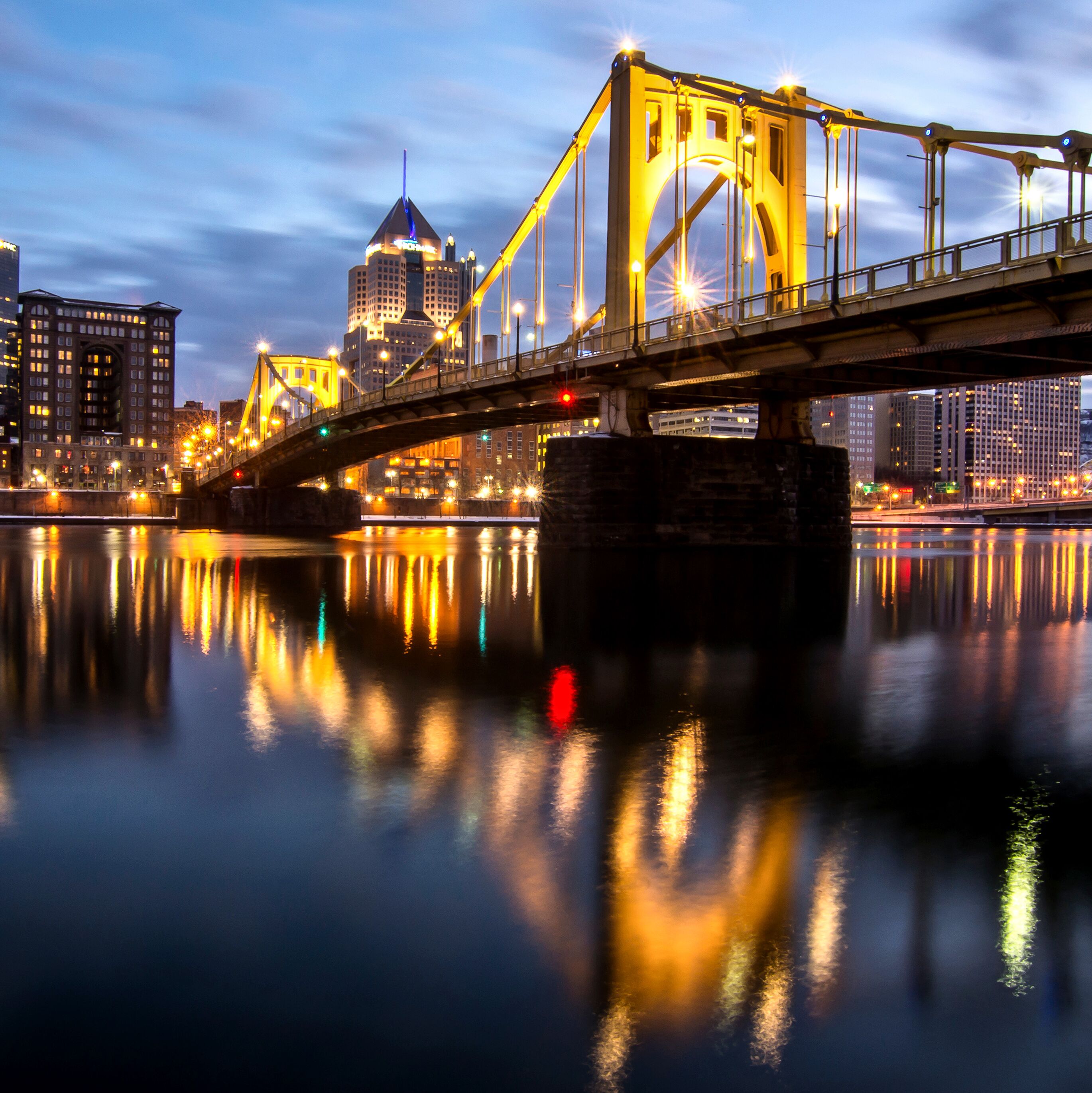 Die Roberto Clemente Bridge in Pittsburgh bei Nacht