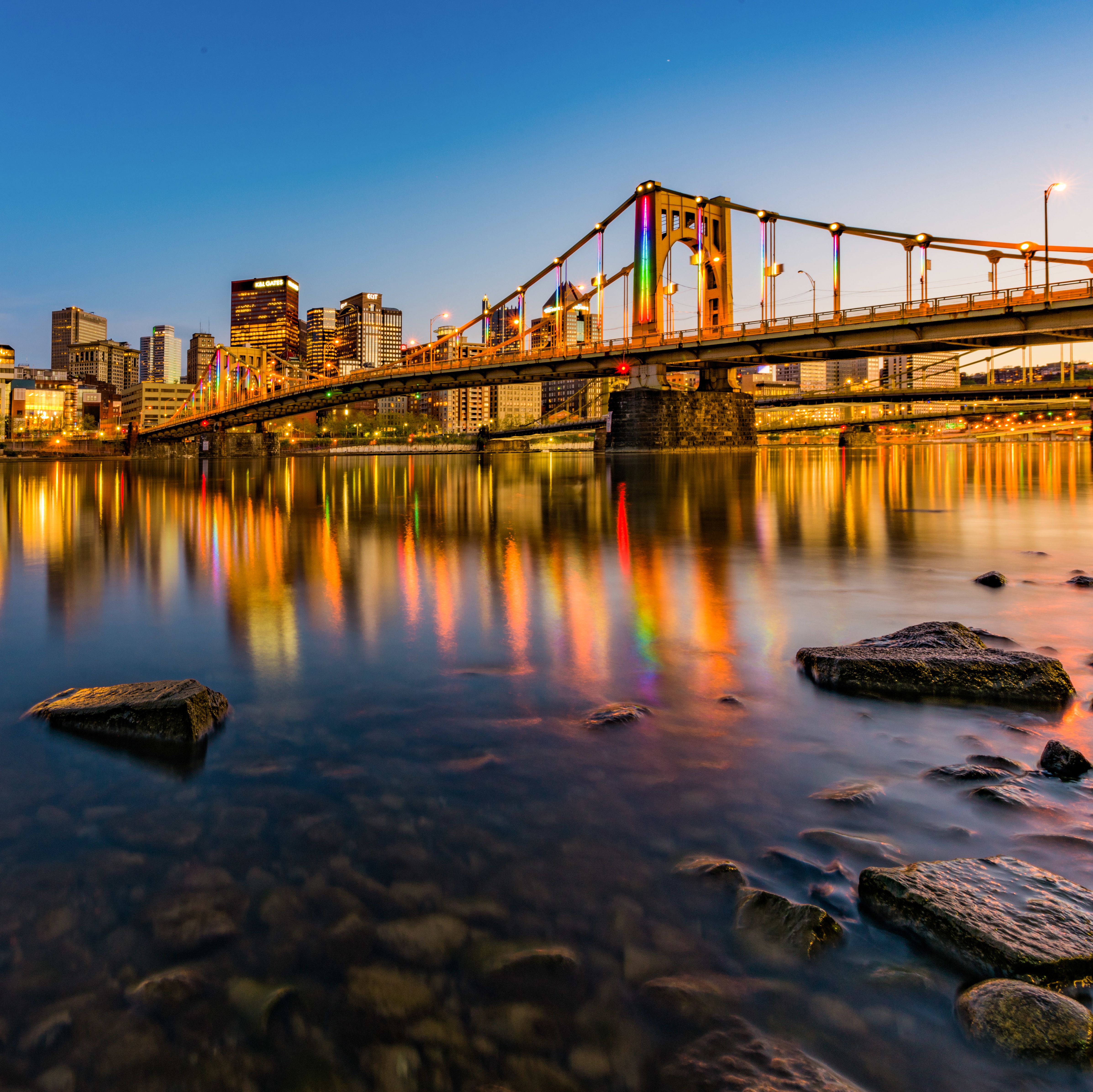 Die Rachel Carson Bridge in Pittsburgh wÃ¤hrend der DÃ¤mmerung