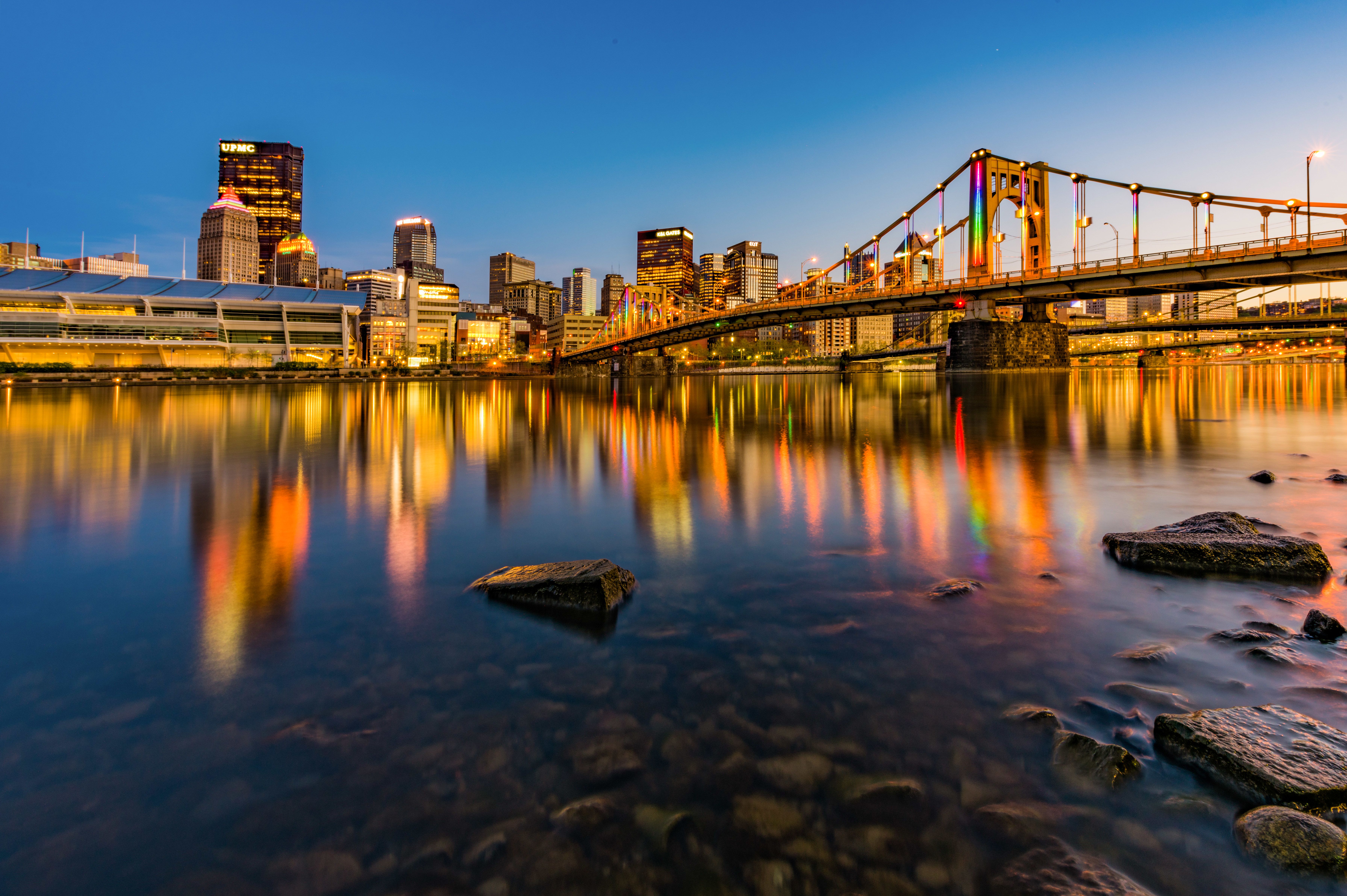 Die Rachel Carson Bridge in Pittsburgh wÃ¤hrend der DÃ¤mmerung