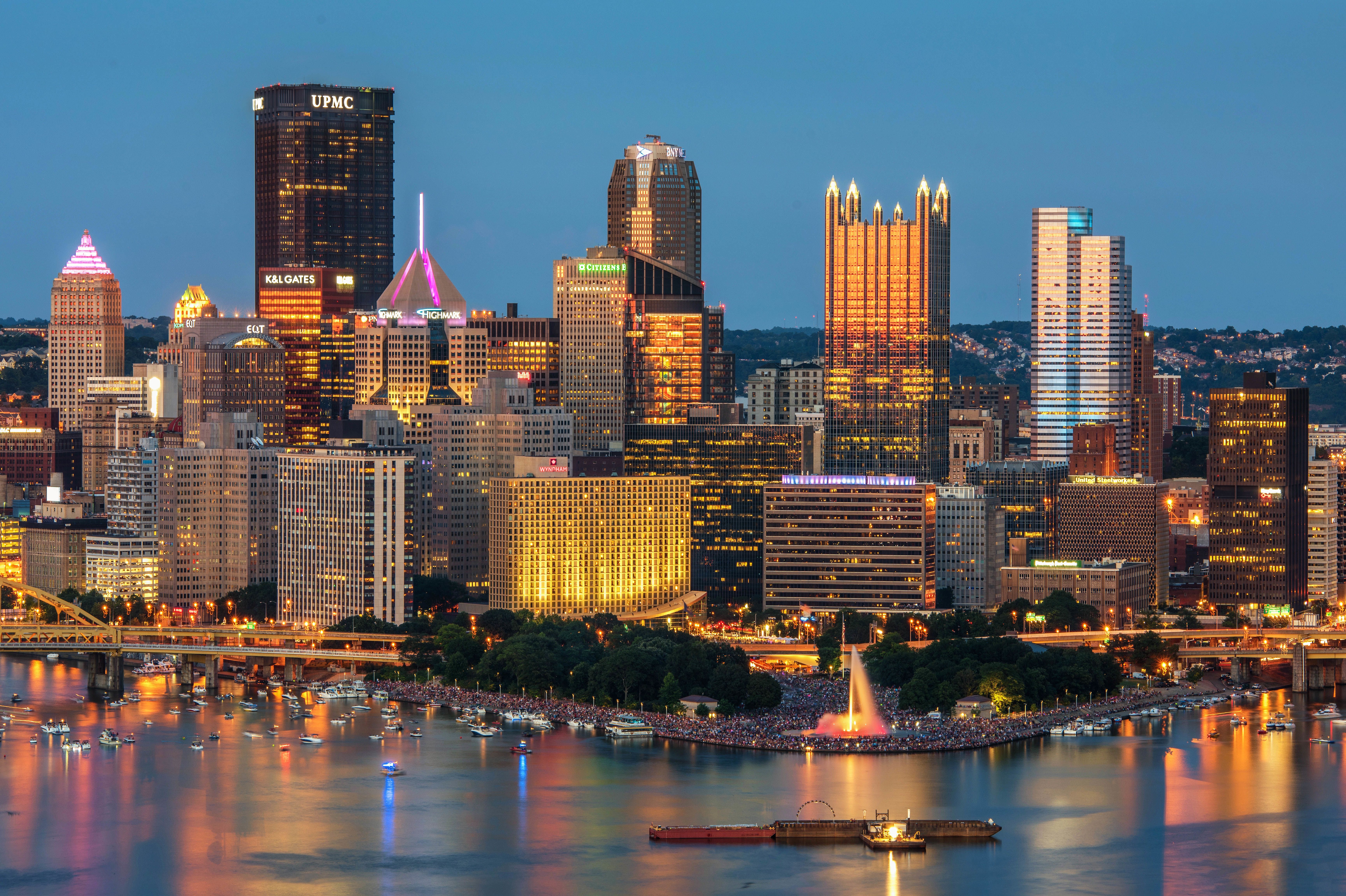 Die Skyline von Pittsburgh bei Nacht