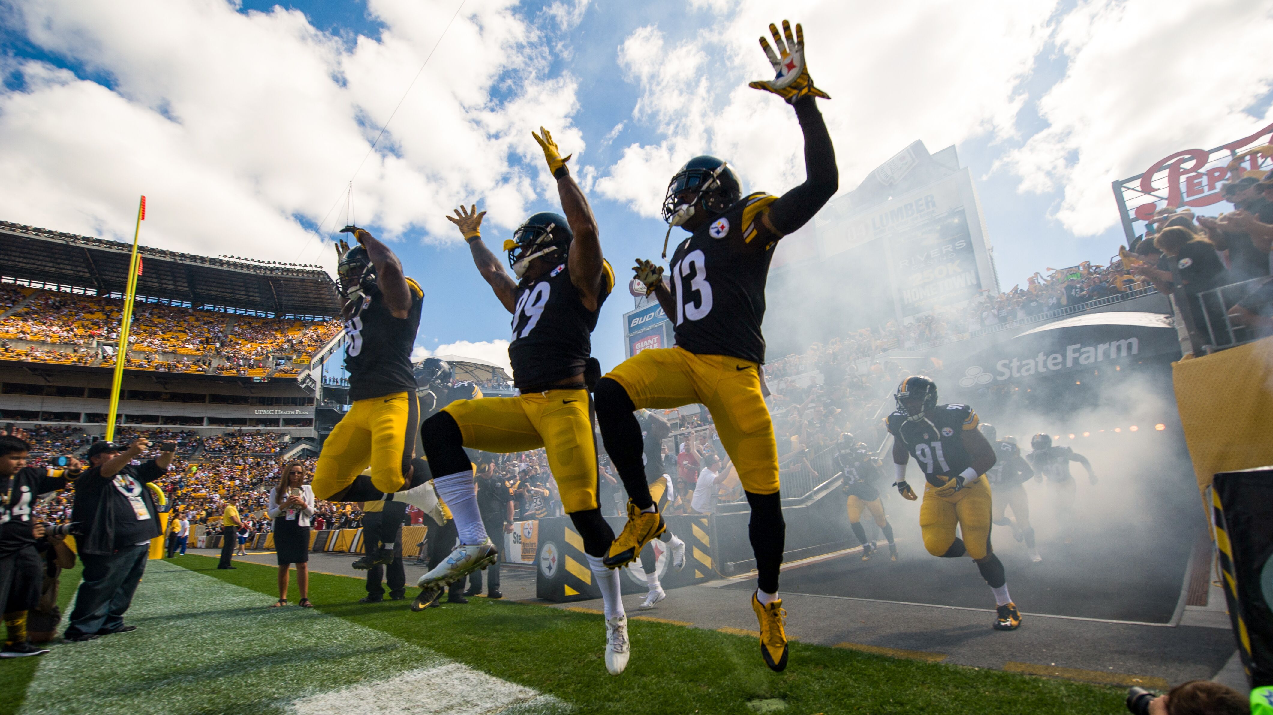 Die Pittsburgh Steelers betreten das Spielfeld Die Pittsburgh Steelers betreten mit wilden Gesten das Spielfeld