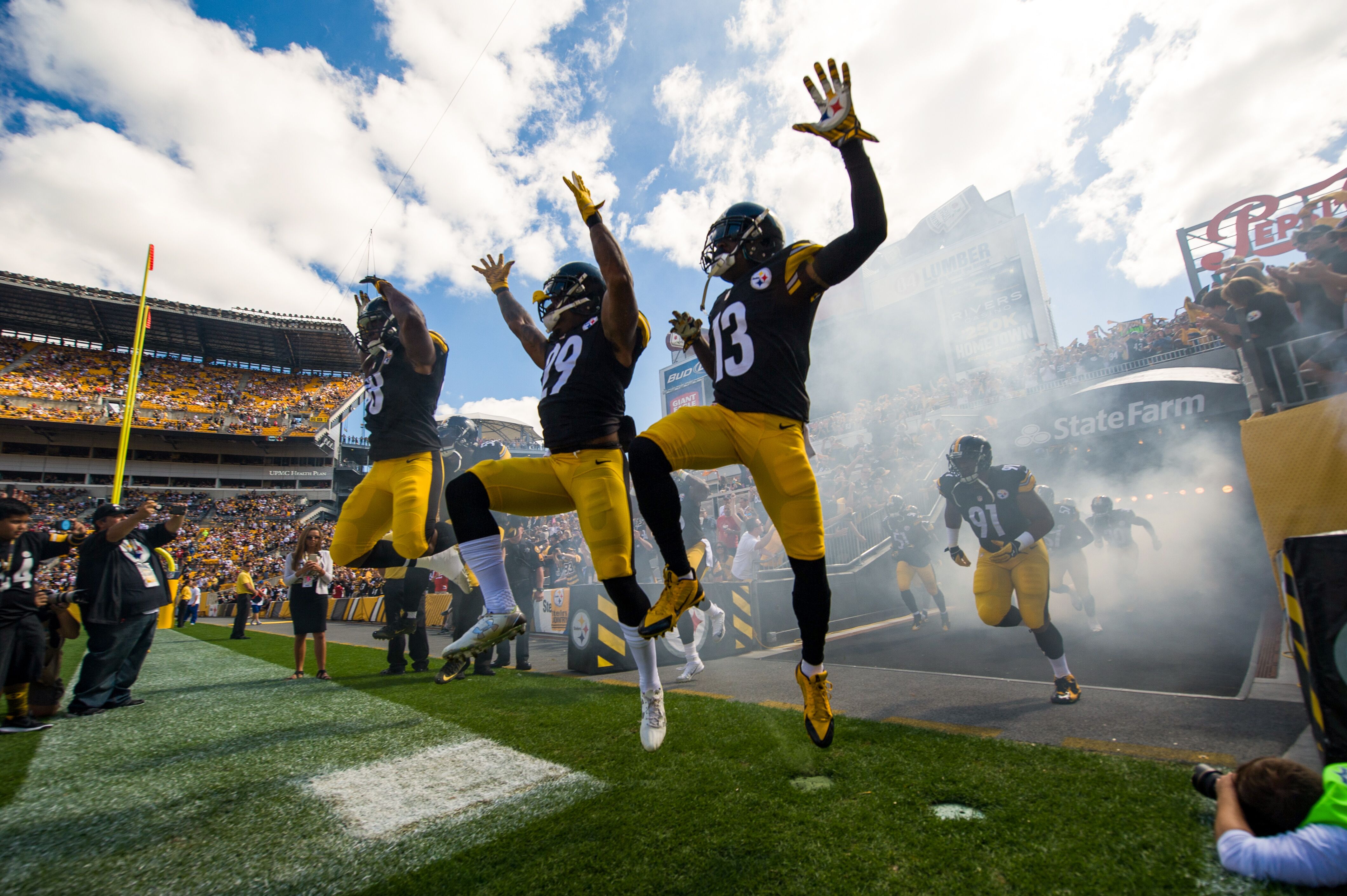 Die Pittsburgh Steelers betreten mit wilden Gesten das Spielfeld