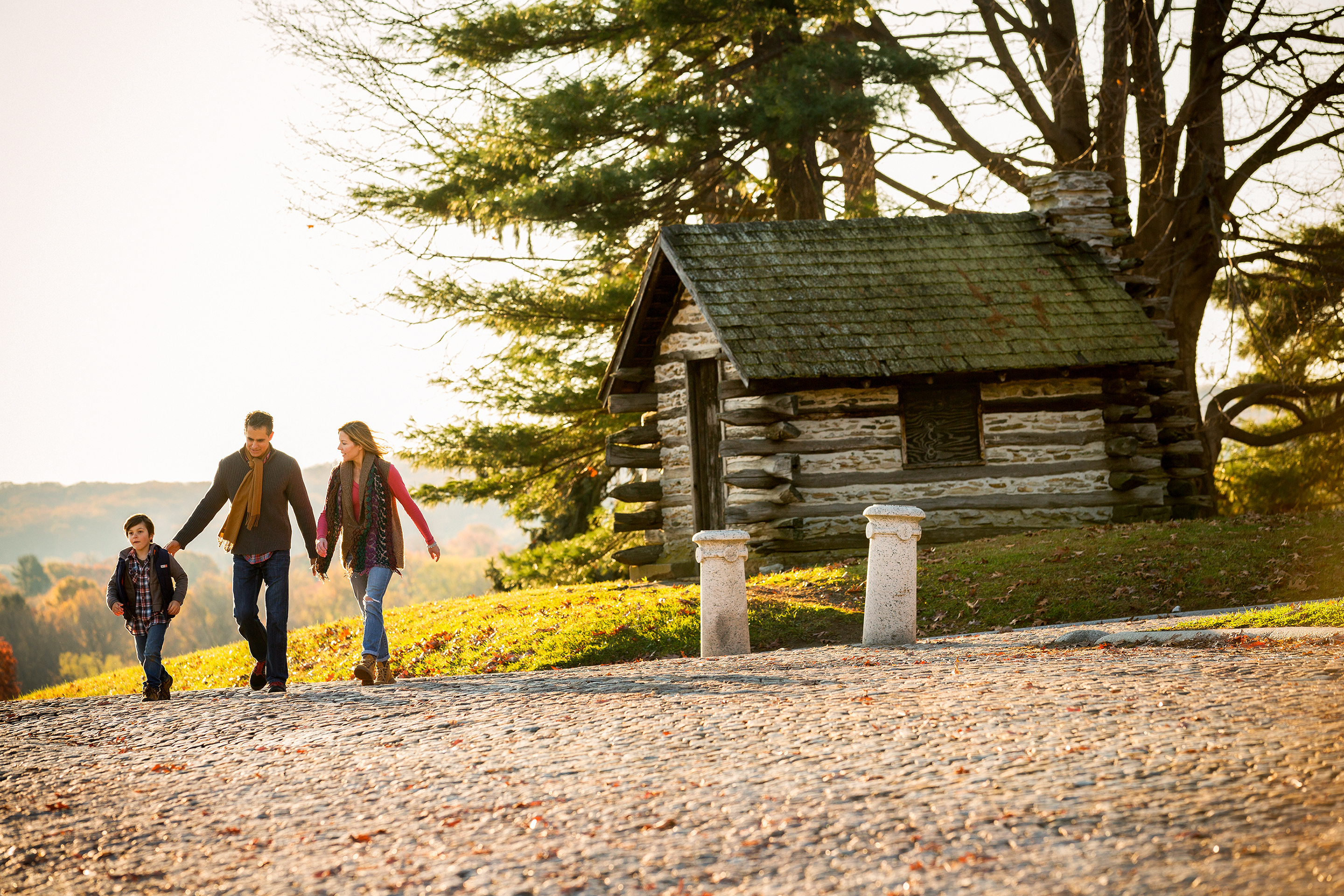 Eine Familie spaziert durch den wunderbaren Valley Forge National Historical Park