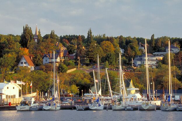 Segelschiffe im Bayfield Harbor in Wisconsin Segelschiffe im Bayfield Harbor in Wisconsin