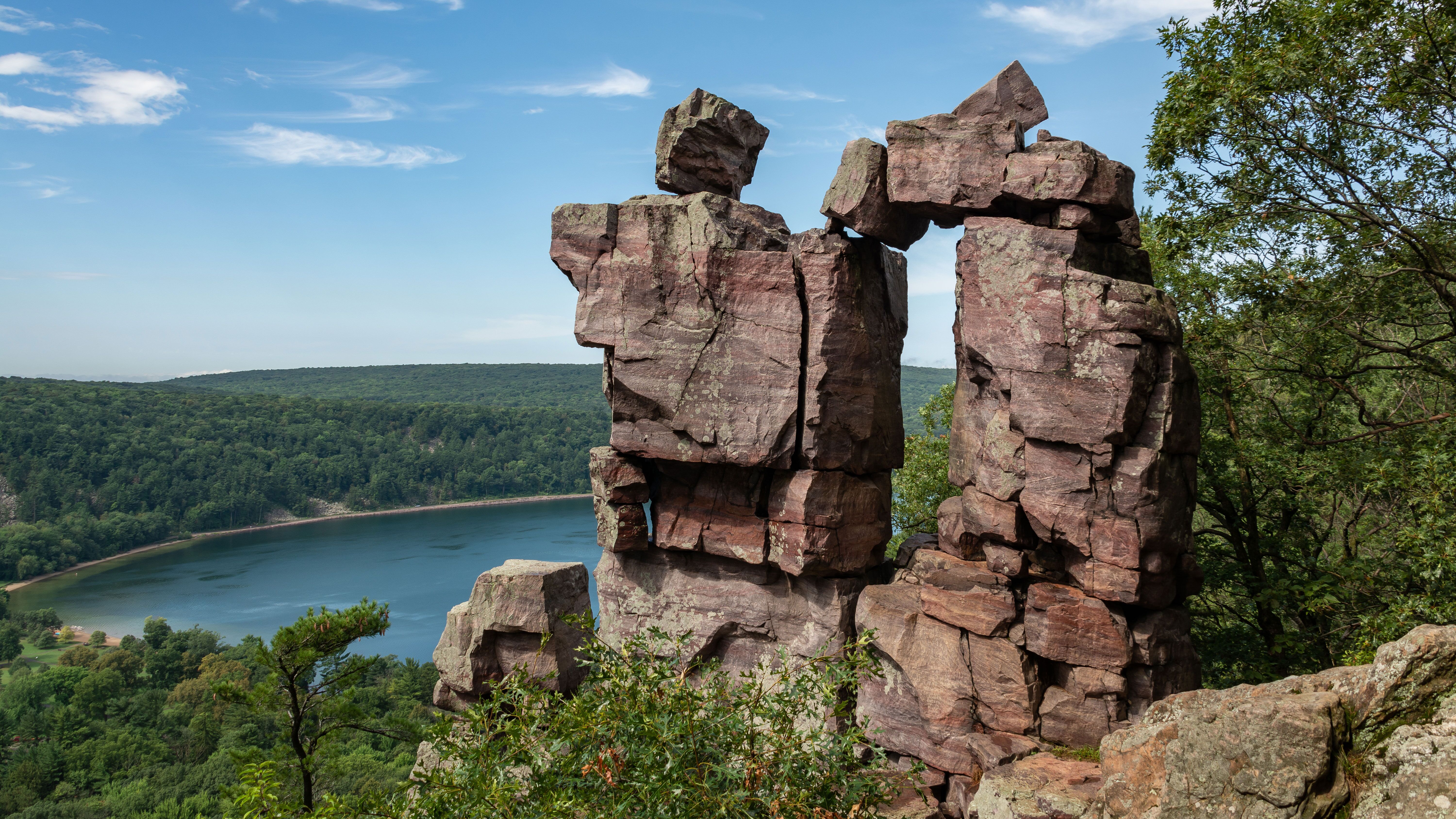 Devils Doorway Felsformation mit Blick auf den Devils Lake