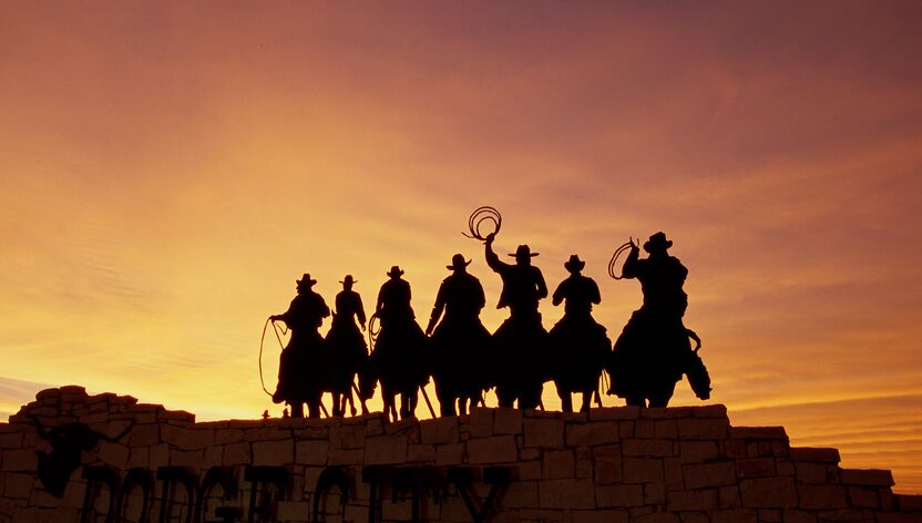 Wellcome-Schild von Wranglers Dodge City bei Sonnenuntergang in Kansas Wellcome-Schild von Wranglers Dodge City bei Sonnenuntergang in Kansas