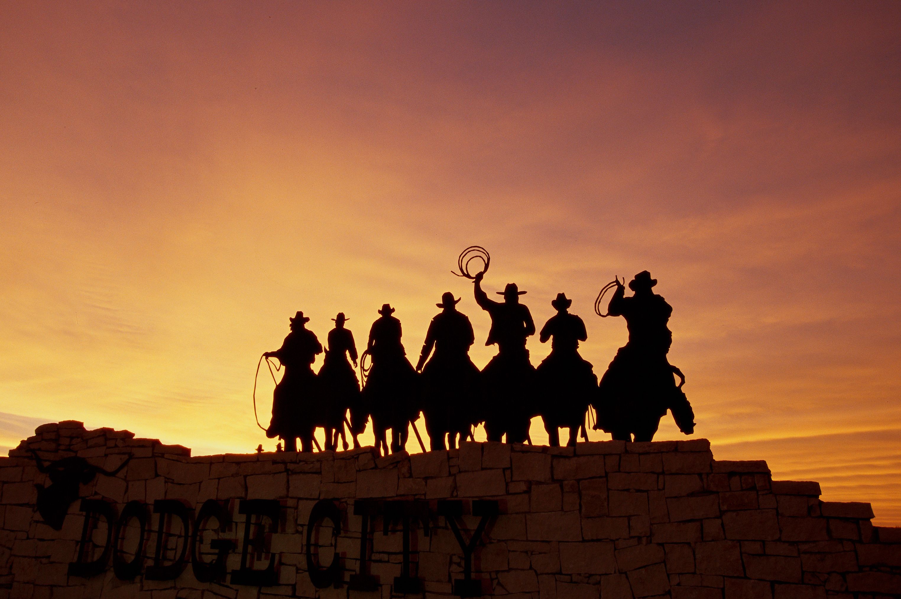 Wellcome-Schild von Wranglers Dodge City bei Sonnenuntergang in Kansas