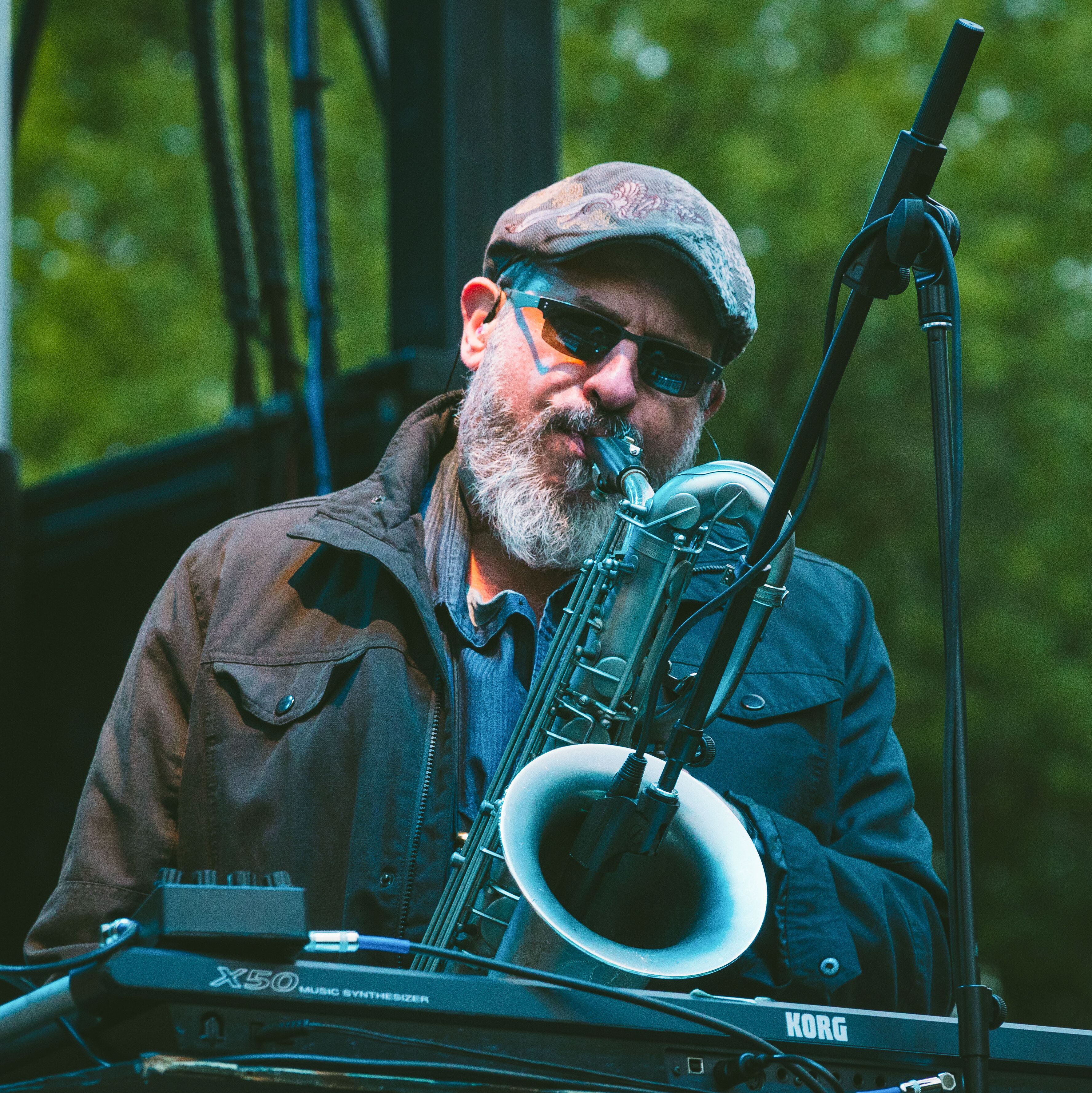 Ein Saxophonist beim Roots N Bluses N BBQ Festival in Columbia Missouri Ein Saxophonist beim Roots N Bluses N BBQ Festival in Columbia Missouri