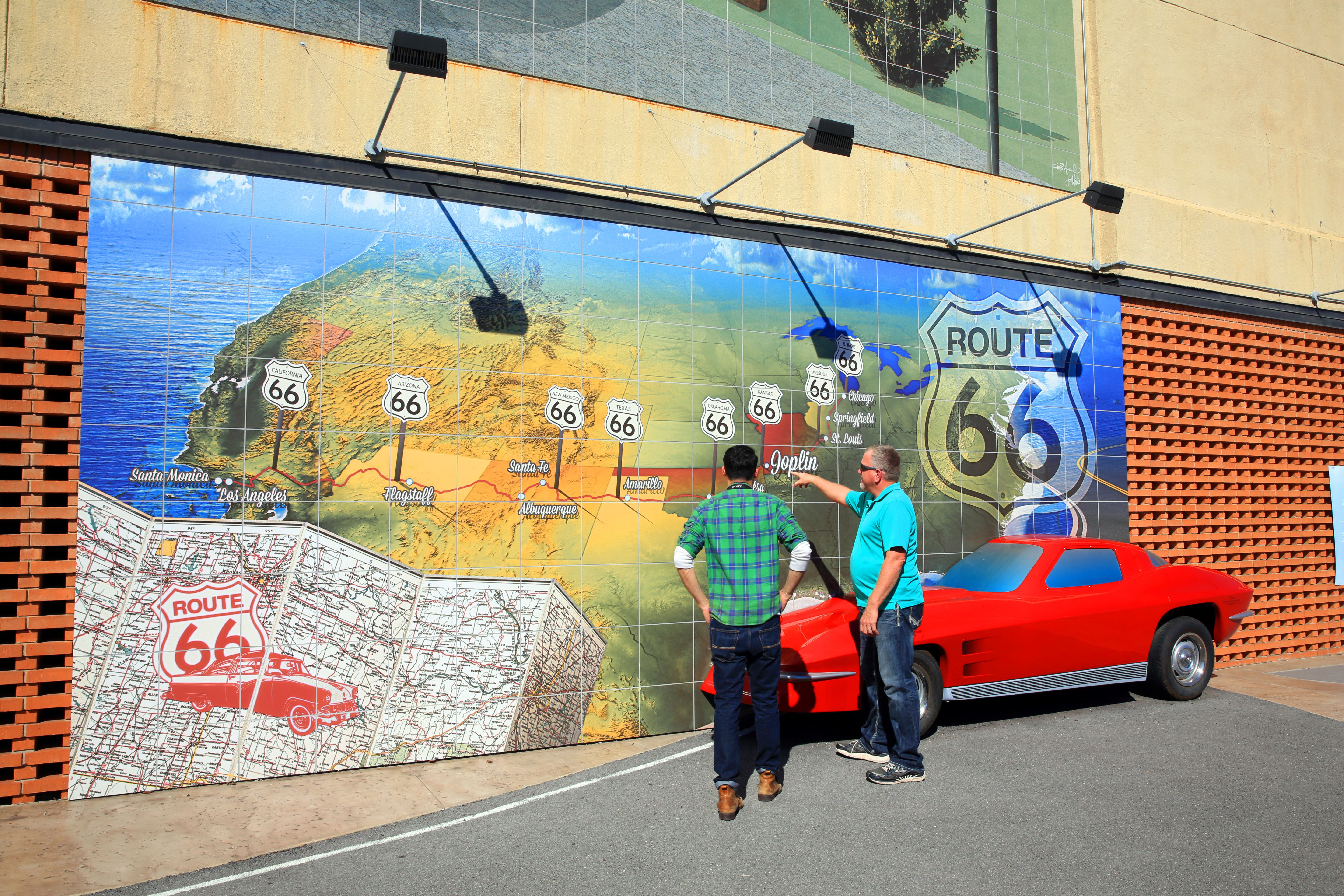 Die Route 66 in einem WangemÃ¤lde in Joplin, Missouri