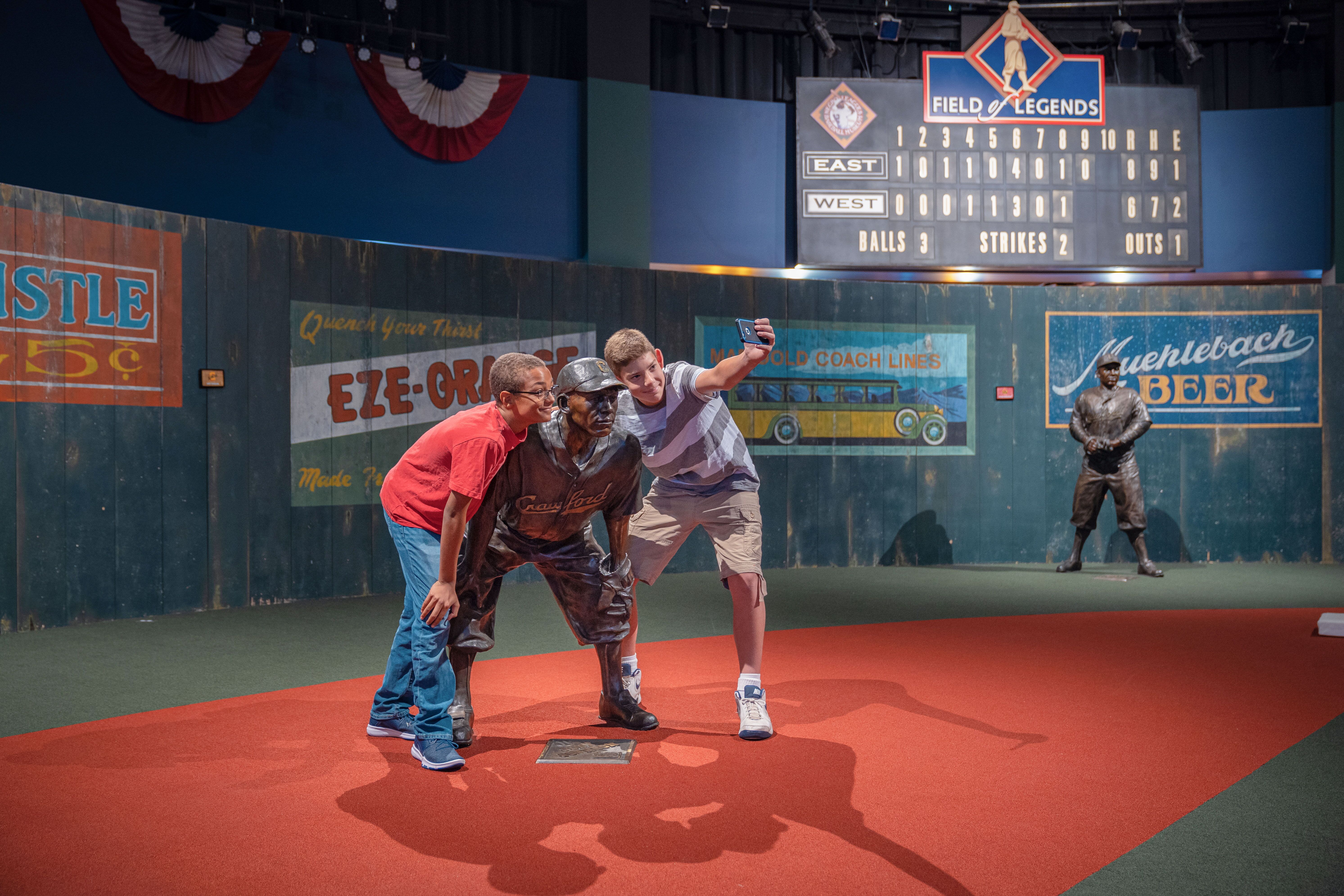 Besucher machen Selfie im Negro Leagues Baseball Museum Besucher machen Selfie im Negro Leagues Baseball Museum